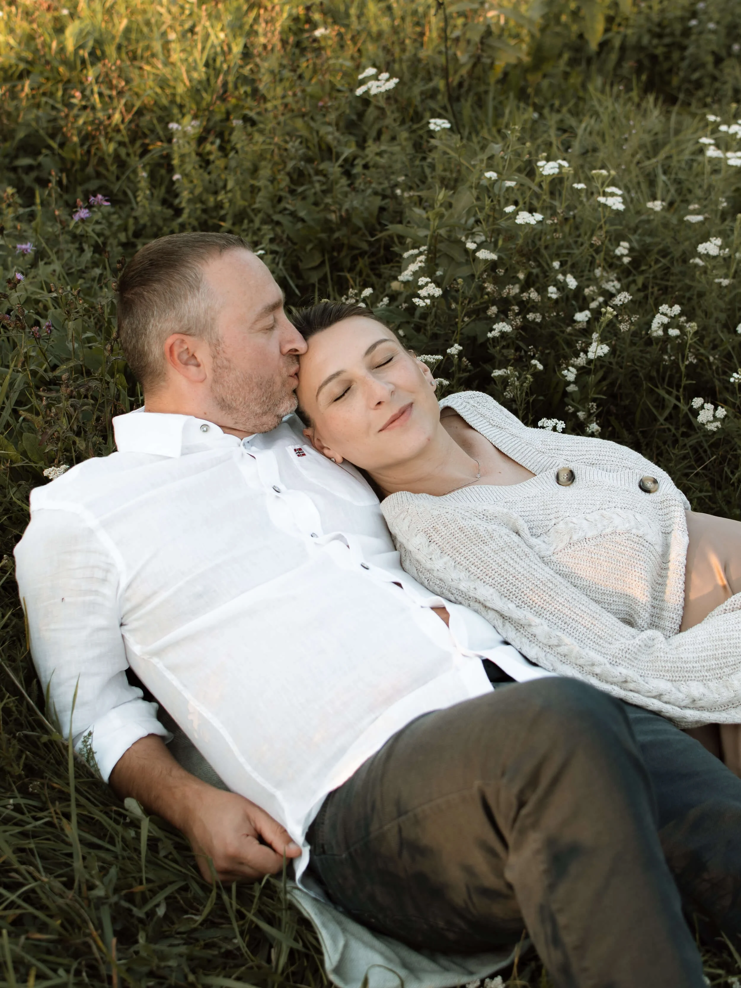 Trudnica i partner leže u travi