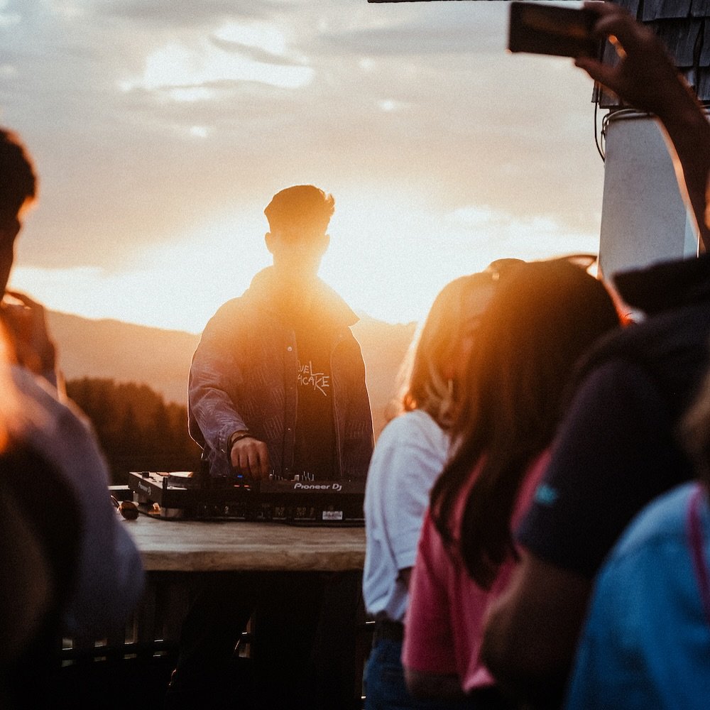 𝗦𝗼𝗶𝗿𝗲́𝗲𝘀 𝗔𝗽𝗲𝗿&rsquo;𝗼 𝗣𝗹𝗮𝘁𝗶𝗻𝗲𝘀
 
Ap&eacute;ro festif anim&eacute; par un DJ live en terrasse face au coucher de soleil et aux Aravis. 
Un acc&egrave;s privil&eacute;gi&eacute; est pr&eacute;vu par la privatisation de la t&eacute;l