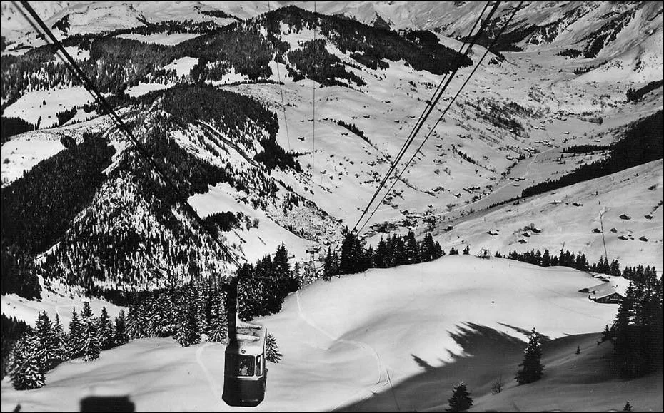 ❓Le saviez-vous ?�
C&rsquo;est en 1956 que La Clusaz inaugurait le t&eacute;l&eacute;ph&eacute;rique de Beauregard, offrant pour la premi&egrave;re fois un acc&egrave;s direct au plateau &agrave; 1 650 m ⛰️.
Cette mise en service a marqu&eacute; un t