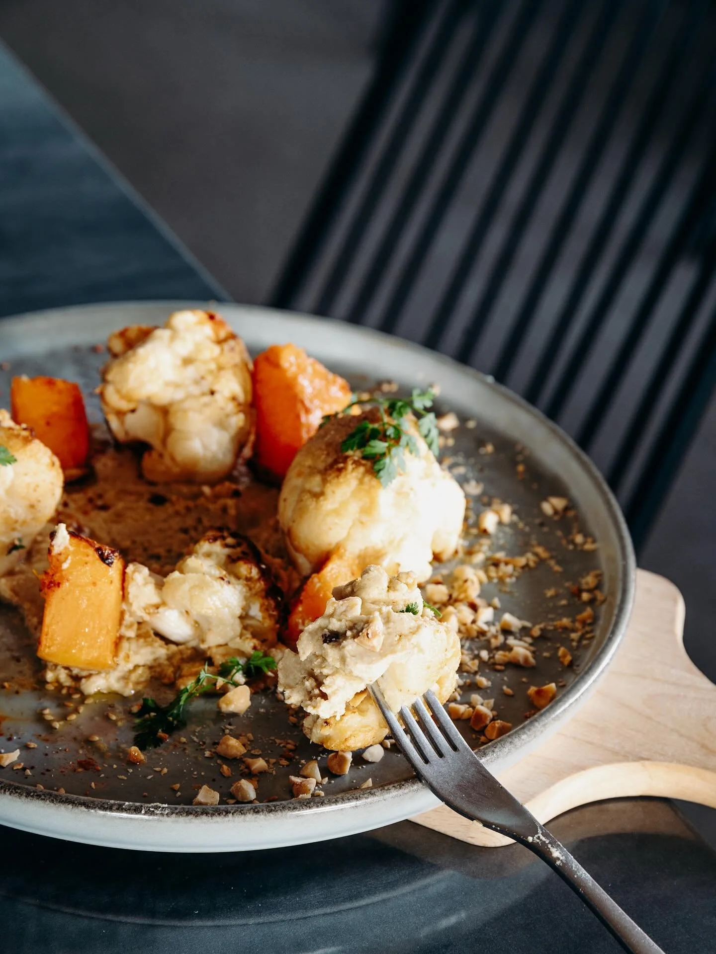 🍁 Saveurs d&rsquo;automne 🍁

Chou-fleur r&ocirc;ti, houmous de butternut, noisettes grill&eacute;es&hellip;un mix crousti‑fondant qui sent les feuilles qui tombent et les soir&eacute;es cocooning. 🍂

Et toi, c&rsquo;est quoi ton plat r&eacute;conf