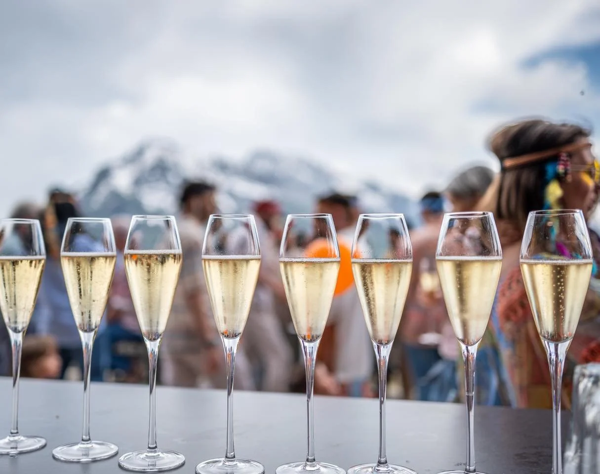 🥂 Journ&eacute;e mondiale du champagne ✨

Aujourd&rsquo;hui, on l&egrave;ve notre verre au savoir-faire de l'artisan @champagne_edouard_duval 🍾
Chaque fl&ucirc;te servie au 1647 est une explosion de saveurs, symbole de passion et d&rsquo;excellence