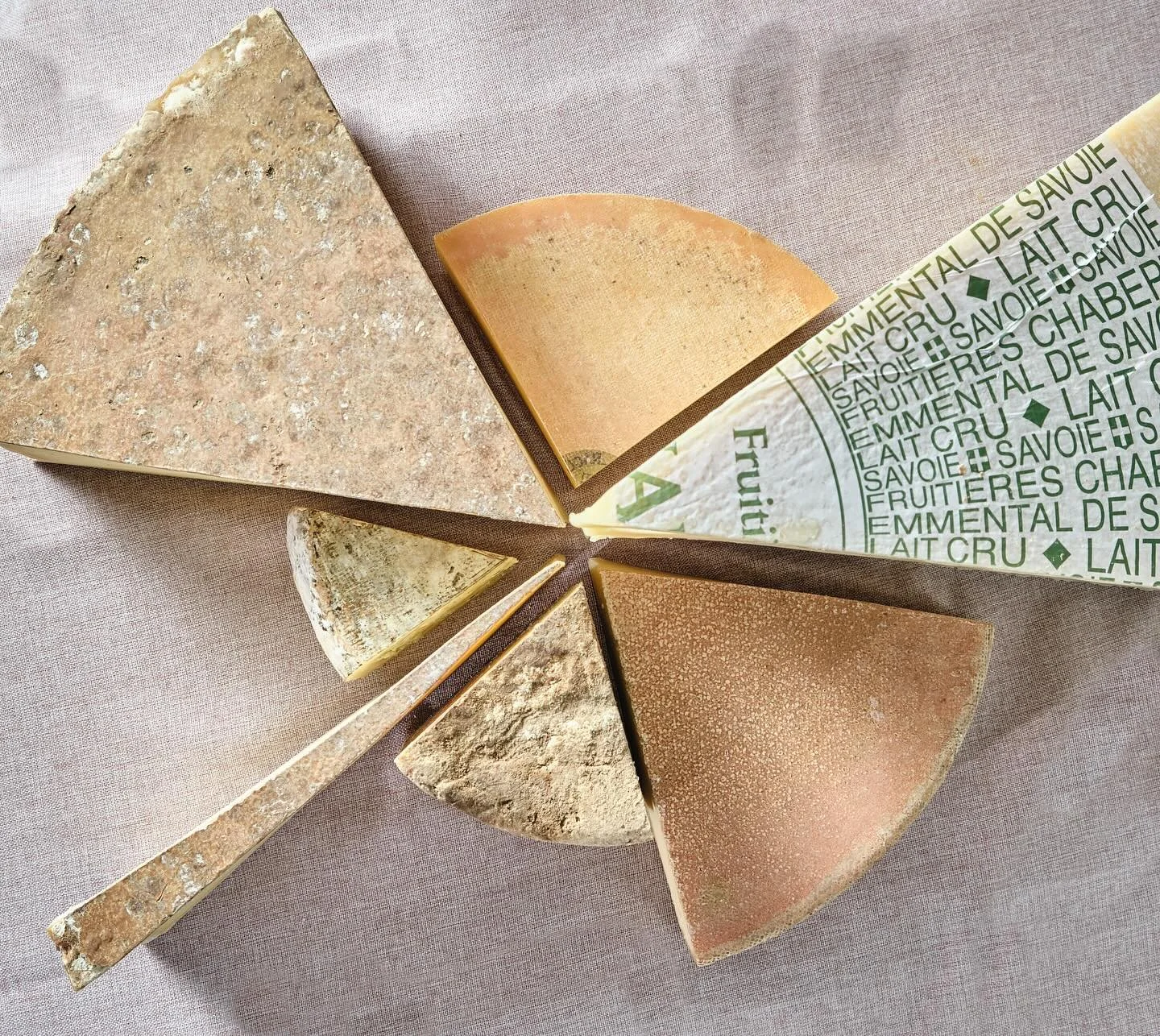 🌿De la ferme &agrave; votre table : Joseph Paccard artisan affineur 

Dans leur village natal de Manigod, Jean-Fran&ccedil;ois et Bertrand ont repris l&rsquo;atelier d&rsquo;affinage que leur p&egrave;re Joseph avait cr&eacute;&eacute; en 1990.

Cha