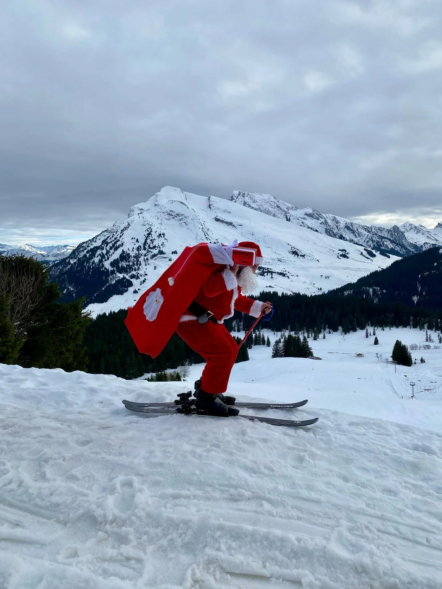 [Jeu concours 📣]

Une visite tr&egrave;s sp&eacute;ciale se pr&eacute;pare au sommet&hellip; 🎅. 
D&eacute;files les images et devines comment le P&egrave;re No&euml;l arrive au 1647 pour participer au tirage au sort et peut &ecirc;tre gagner un rep