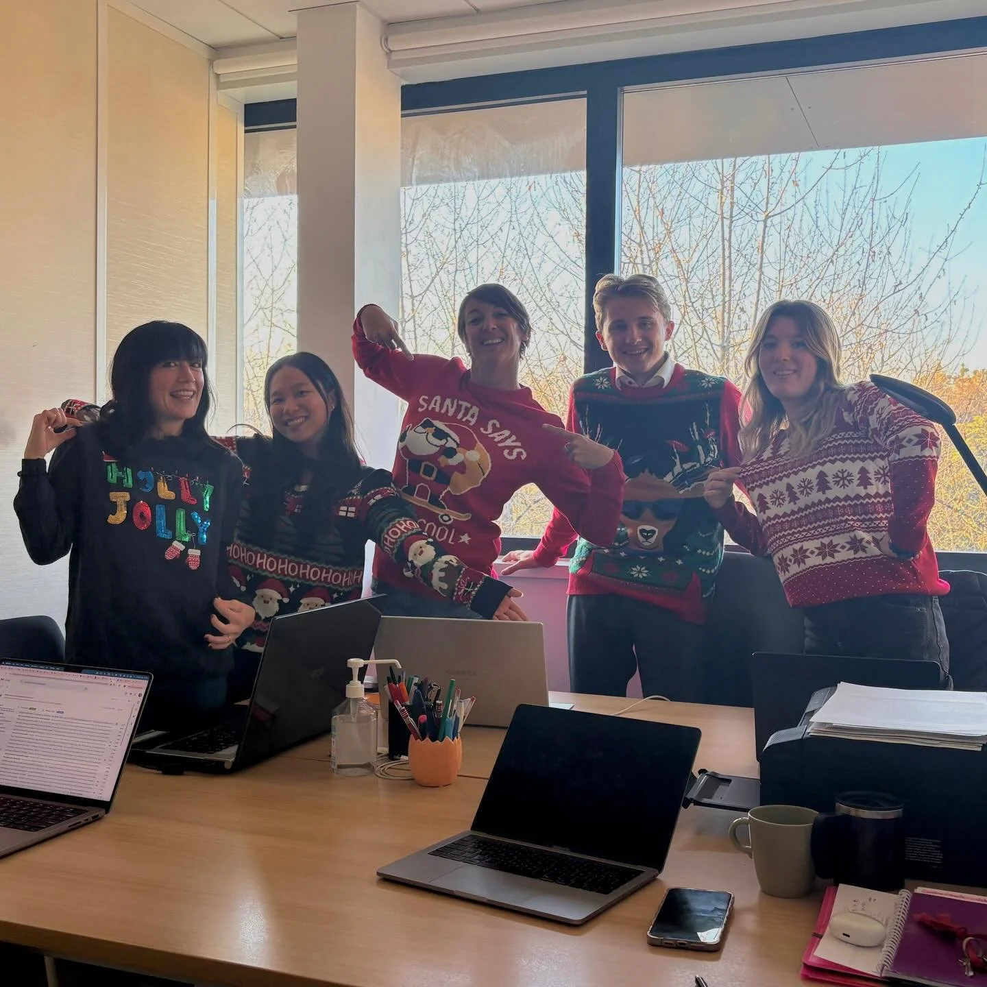 Aujourd&rsquo;hui, c&rsquo;est la journ&eacute;e internationale du pull de No&euml;l 🎅🏼
L&rsquo;&eacute;quipe du bureau a sorti ses plus beaux pulls pour l&rsquo;occasion !
(On ne gagnera peut-&ecirc;tre pas le concours de style, mais celui de l&rs