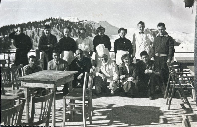 1955 &rarr; Aujourd&rsquo;hui 
Deux &eacute;quipes, deux &eacute;poques et un m&ecirc;me restaurant qui continue de vivre gr&acirc;ce &agrave; celles et ceux qui le font vibrer.
70 ans s&eacute;parent ces photos, mais l&rsquo;&acirc;me du lieu, elle,