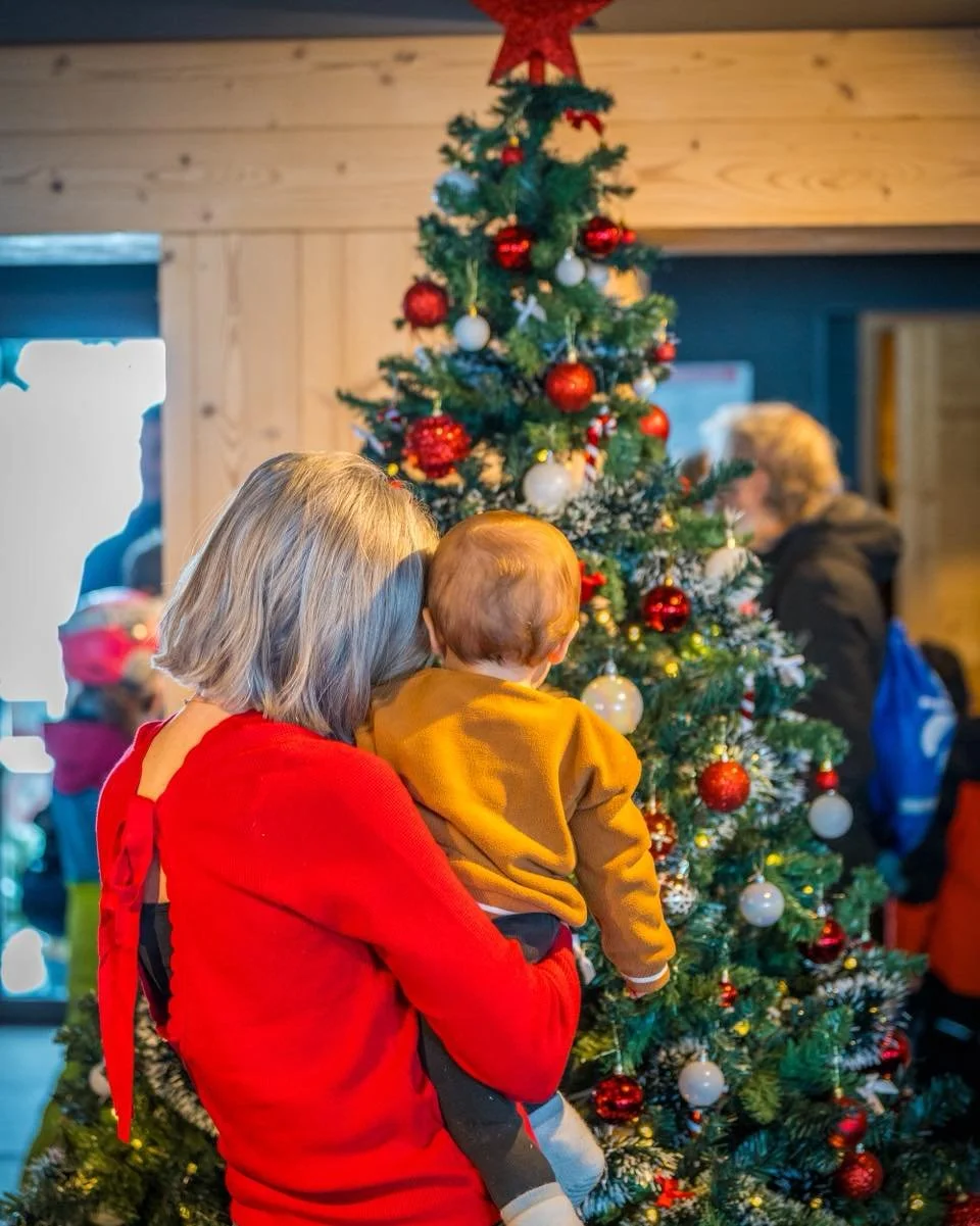 Merci &agrave; tous d'avoir pass&eacute; ces premi&egrave;res f&ecirc;tes avec nous ! 🎅📸
Pour prolonger encore un peu la magie de No&euml;l, voici quelques images.

#no&euml;lalamontagne #laclusaz #manigod #thones #plateaudebeauregard
📷 @anthony_f
