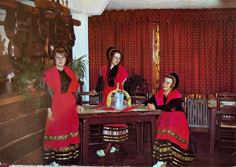 Le saviez-vous ?
&Agrave; l&rsquo;&eacute;poque, les serveuses de l&rsquo;ancien 1647 portaient la tenue savoyarde traditionnelle.
Coiffe, jupe longue et tablier faisaient partie de leur quotidien, incarnant l&rsquo;identit&eacute; locale et le savoi