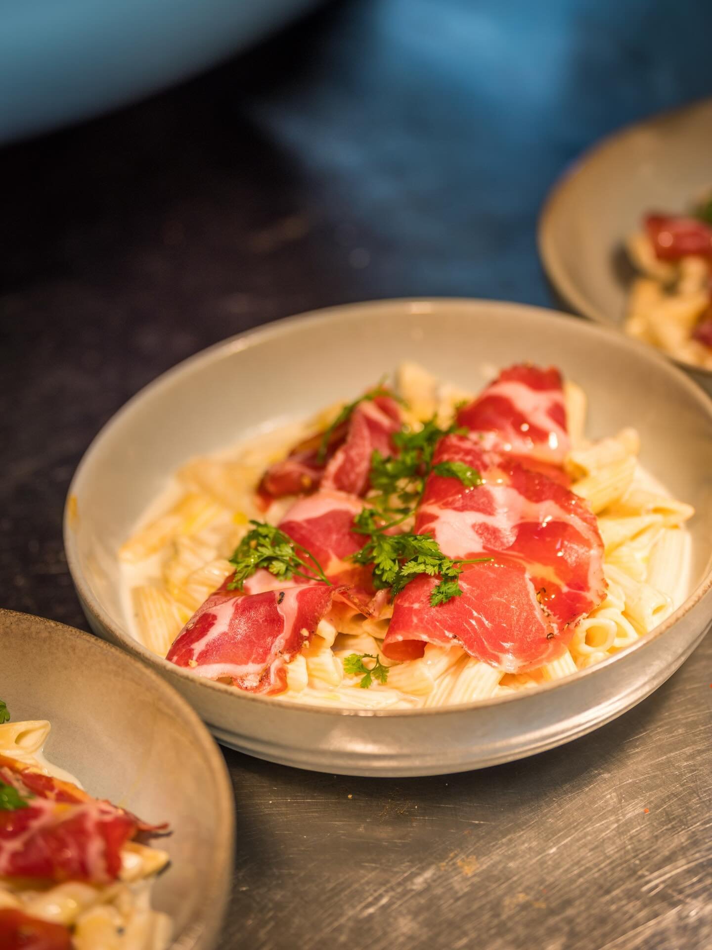 Ce 17 janvier, on c&eacute;l&egrave;bre la Journ&eacute;e internationale de la cuisine italienne 🇮🇹
M&ecirc;me si on est samedi aujourd&rsquo;hui, ce plat m&eacute;rite le coup de projecteur :
les penne rigate, sauce au bleu bien fondante et coppa 