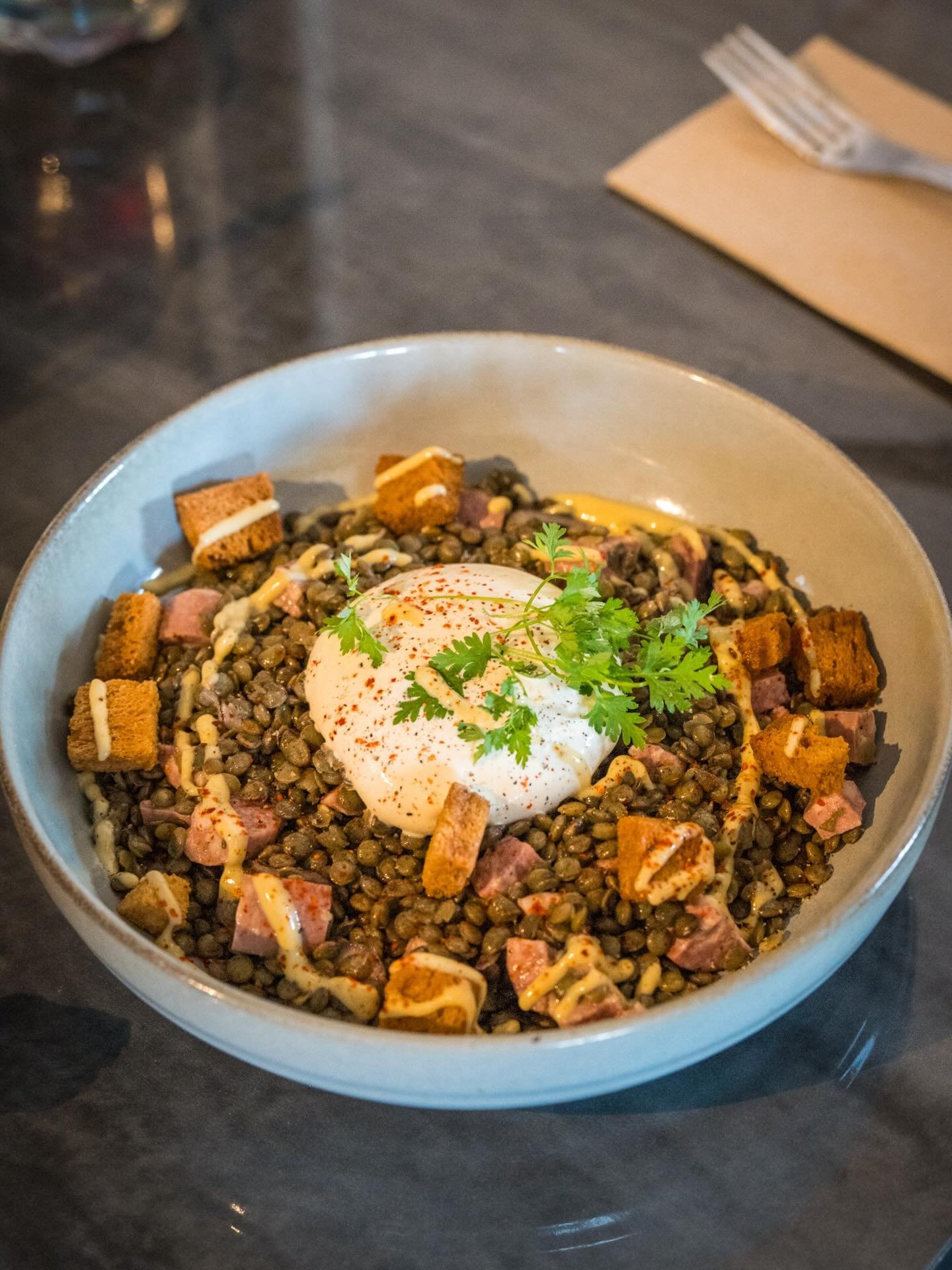 Salade de lentilles et diots de Savoie, relev&eacute;e d&rsquo;une cr&egrave;me de moutarde et de cro&ucirc;tons dor&eacute;s 🥗
Un plat individuel savoureux et nutritif, parfait pour reprendre des forces apr&egrave;s (ou avant) une belle journ&eacut