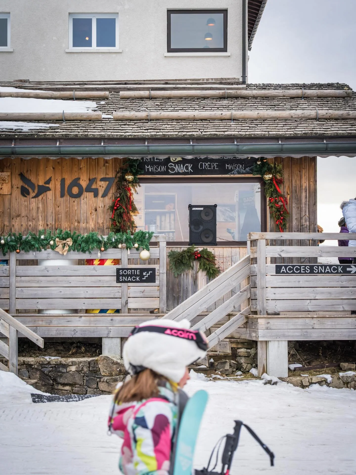 En arrivant sur le plateau de Beauregard&hellip;
Quand l&rsquo;envie est plut&ocirc;t de manger sur le pouce que de s&rsquo;attabler sur la terrasse panoramique du restaurant juste au-dessus, le snack est l&agrave;.
M&ecirc;me vue, produits locaux fa