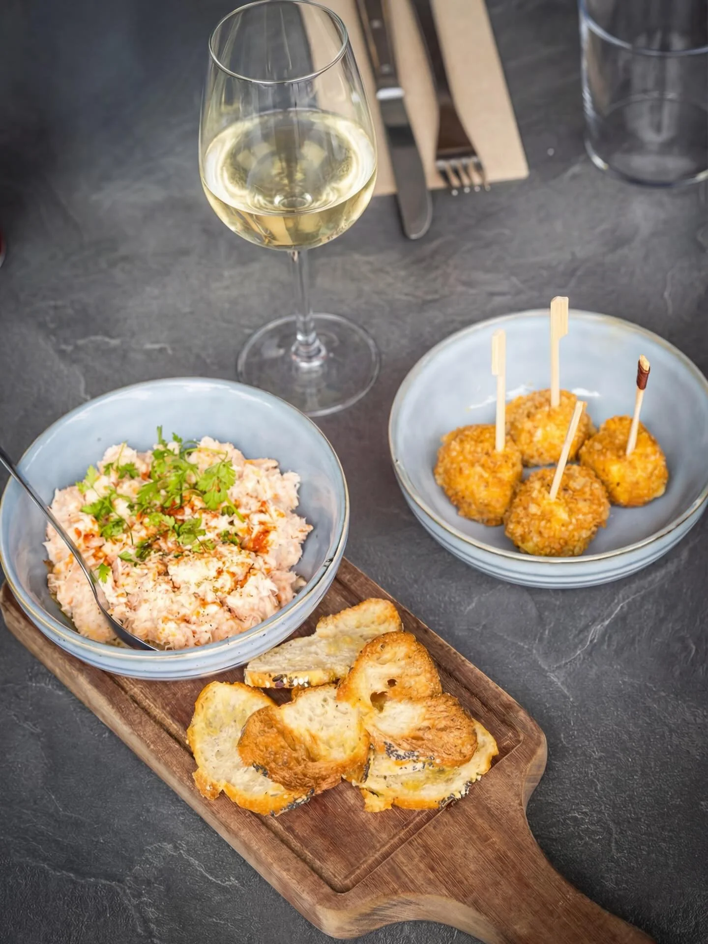 On parle souvent de nos plats mais tout commence par nos entr&eacute;es.

Rillettes de truite, relev&eacute;es juste ce qu&rsquo;il faut, servies avec notre pain aux c&eacute;r&eacute;ales d&eacute;licatement toast&eacute;.

Cromesquis de reblochon f