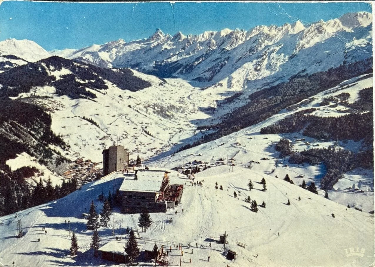 Sur cette vue a&eacute;rienne d&rsquo;un autre temps, le Plateau de Beauregard et la cha&icirc;ne des Aravis s&rsquo;offrent &agrave; nous en toute simplicit&eacute;.

Des paysages qui traversent les ann&eacute;es sans rien perdre de leur charme.

#p
