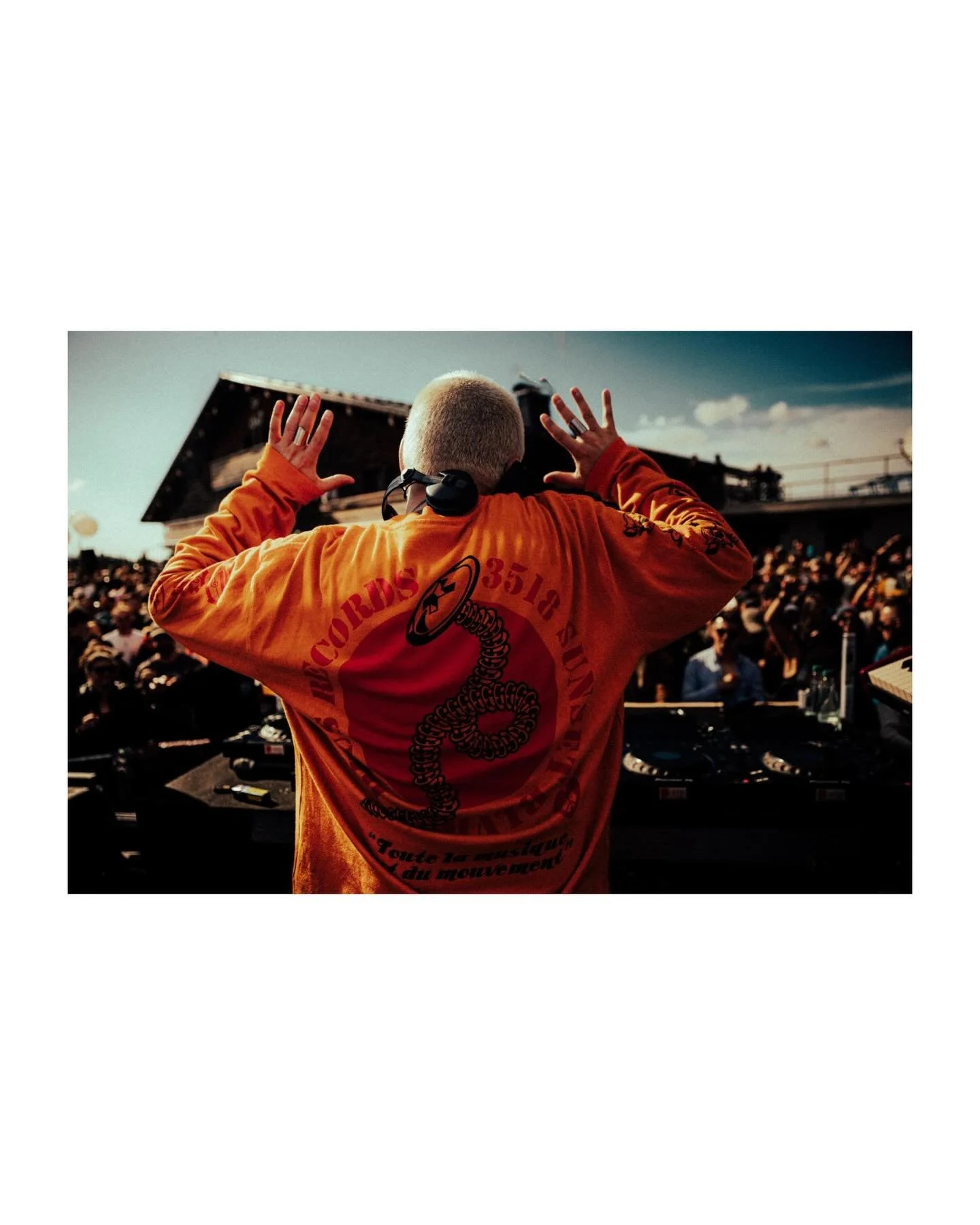 Un lundi comme &ccedil;a&hellip; on en redemande.

M&eacute;t&eacute;o de folie, les montagnes en d&eacute;cor, et d&egrave;s les premiers sons, on a compris que la journ&eacute;e allait &ecirc;tre sp&eacute;ciale ☀️

@mosimann @noomusic_ et @maillen