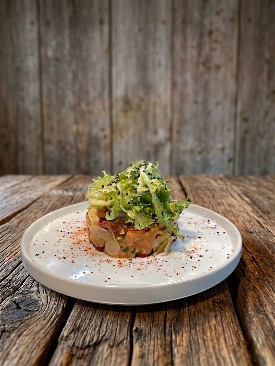 Mariage, anniversaire, s&eacute;minaire, peu importe l&rsquo;occasion, on imagine des plats qui vous ressemblent et qui font plaisir &agrave; vos invit&eacute;s.
Plut&ocirc;t cuisine g&eacute;n&eacute;reuse &agrave; partager, buffet convivial ou repa