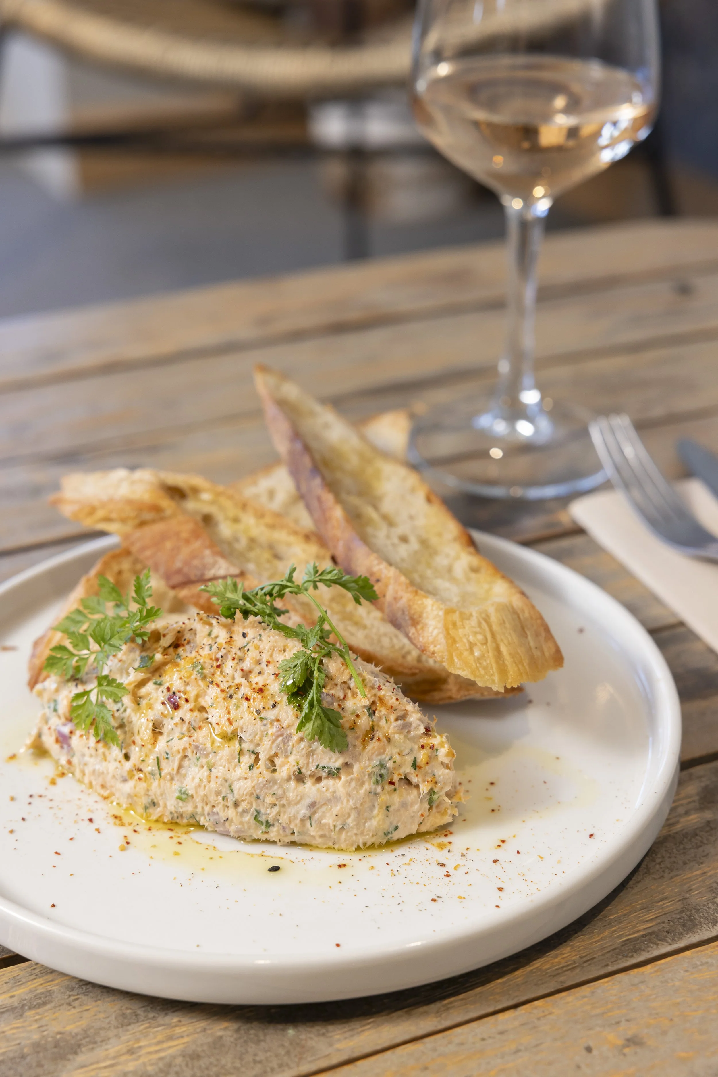 Rillettes de truite au citron vert, pain aux céréales toasté