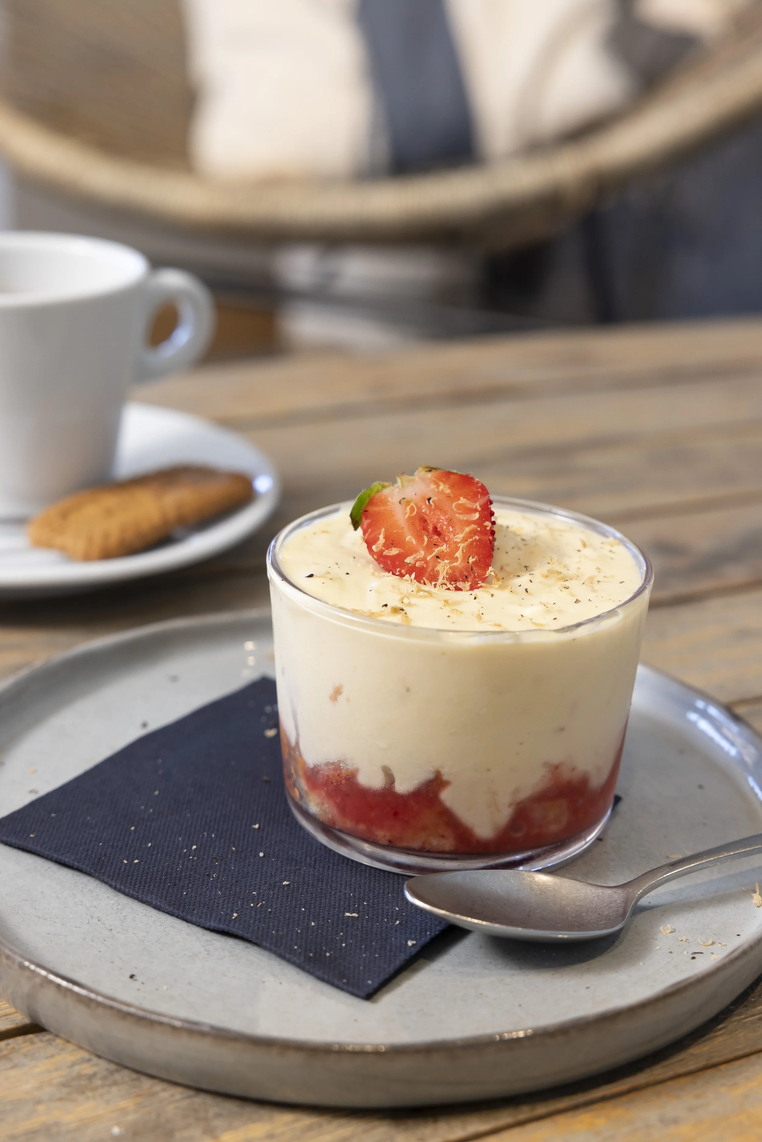 Tiramisu à la fraise et fève de tonka