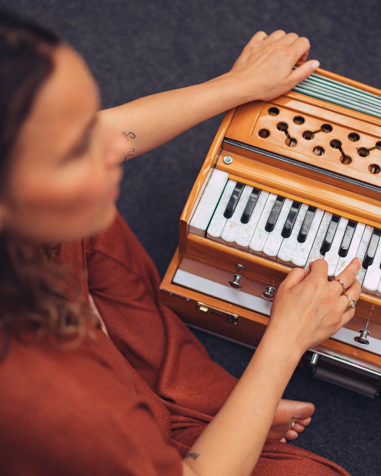 Soir&eacute;e Kirtan - C&eacute;l&eacute;brations
Alors oui&hellip; c&rsquo;est aussi mon anniversaire ce jour-l&agrave; (quelle co&iuml;ncidence 🙃)

Ce que j&rsquo;ai vraiment envie, c&rsquo;est de vous inviter &agrave; un Kirtan pour c&eacute;l&ea