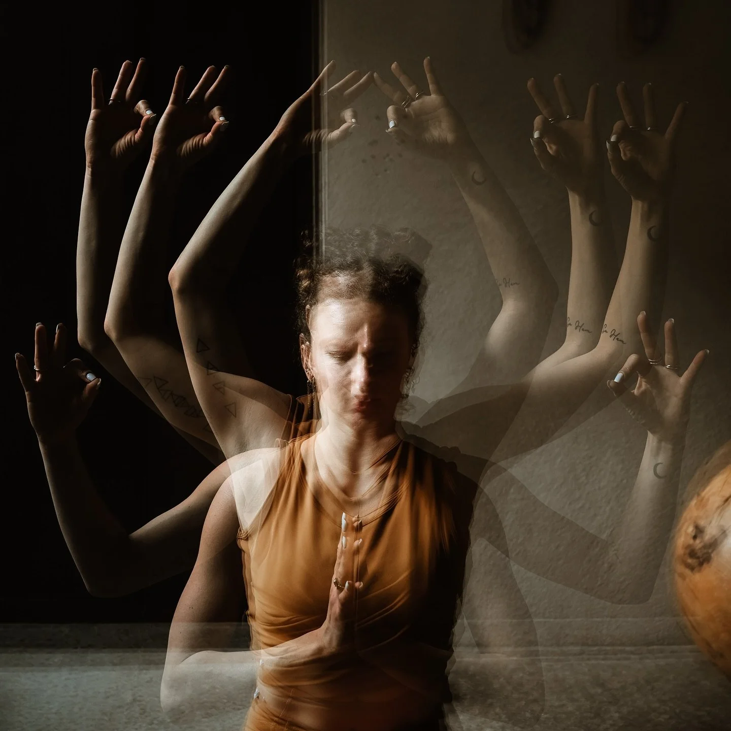 [ D&eacute;truire pour mieux rena&icirc;tre ]

Dans la tradition indienne, Shiva est le danseur cosmique, celui qui d&eacute;truit pour que le nouveau puisse &eacute;merger. Sa danse n&rsquo;est pas violence, mais transformation 👁️ chaque pas &eacut