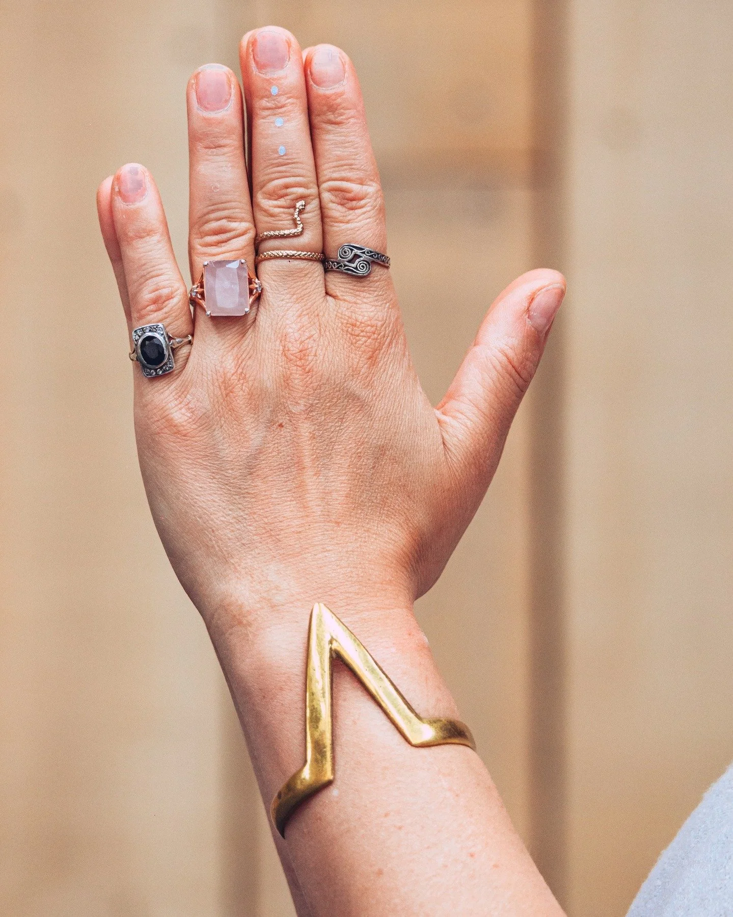 Tu sais, le secret… ce n’est pas d’en faire toujours plus.
Ce n’est pas de tenir la posture parfaite ni de dérouler ton tapis pendant une heure.
Le secret, c’est cette petite régularité silencieuse,