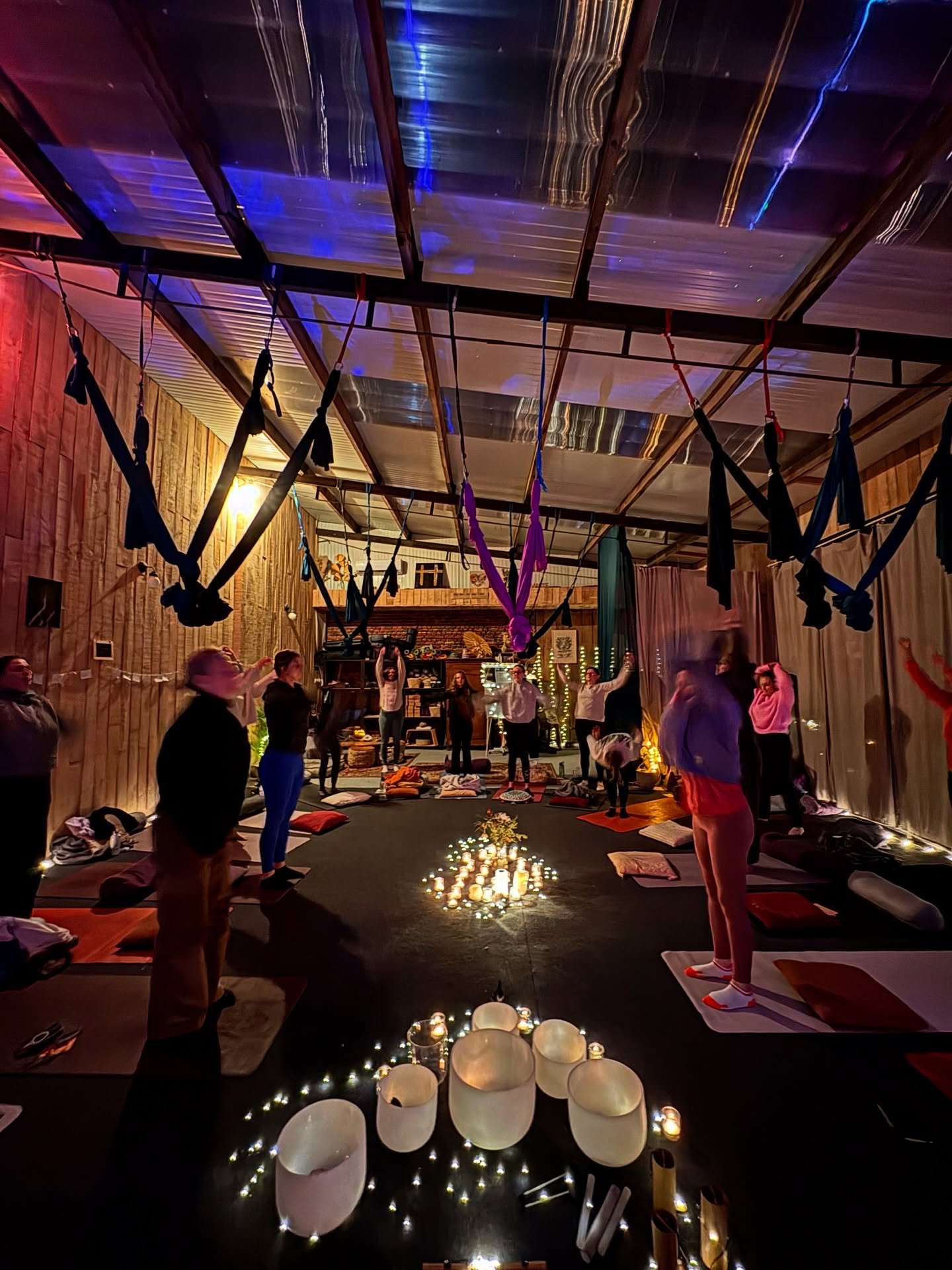 Le 30 d&eacute;cembre dernier, le studio &eacute;tait ouvert pour quelque chose de diff&eacute;rent.
Un rendez-vous &agrave; part, loin du rythme de nos cours quotidiens.
Nous nous sommes retrouv&eacute;s pour c&eacute;l&eacute;brer l&rsquo;ann&eacut