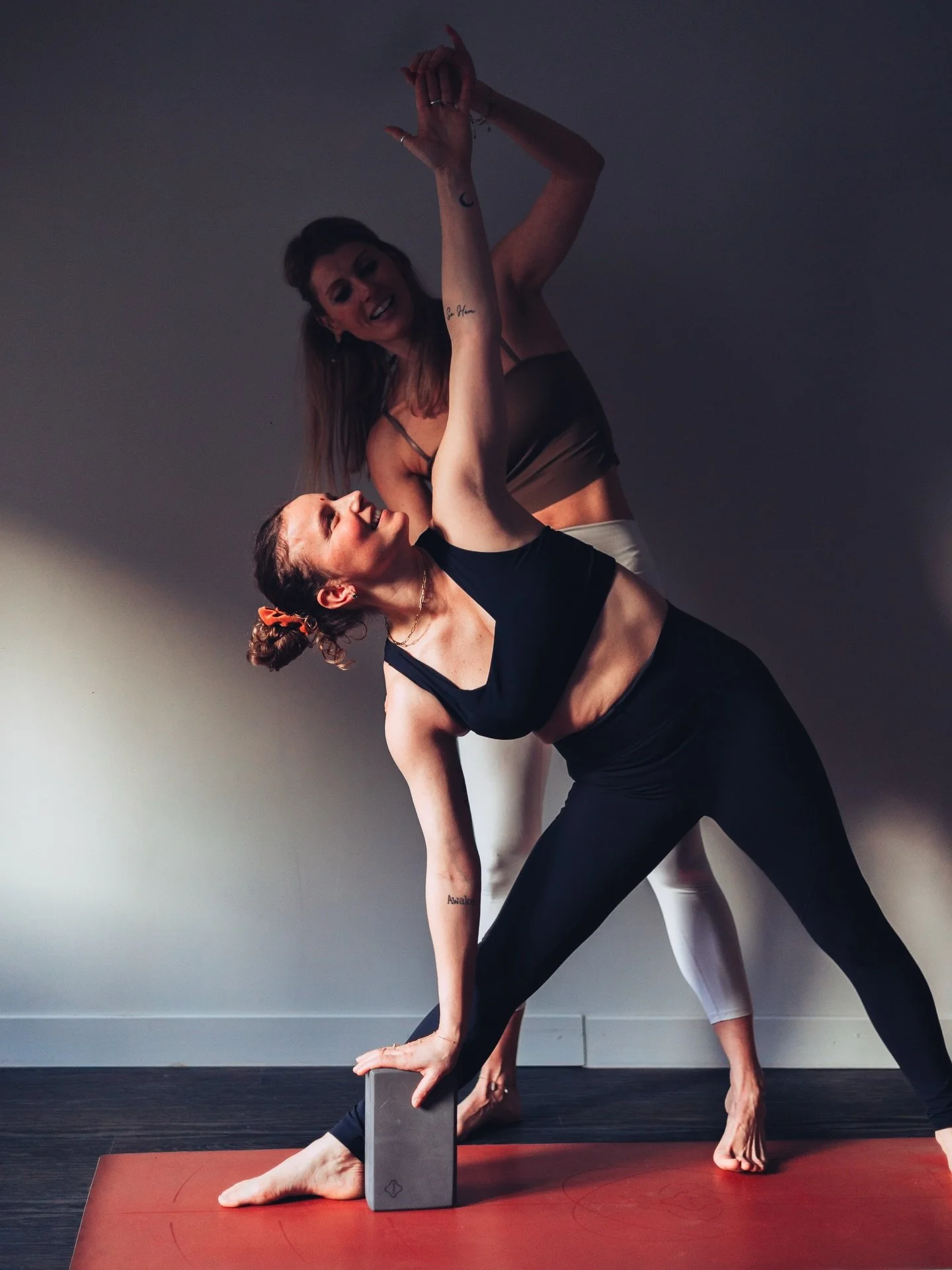 En tant qu&rsquo;enseignants, notre r&ocirc;le n&rsquo;est pas de vous imposer une posture partaite, mais de vous aider &agrave; sentir l&agrave; o&ugrave; votre corps se d&eacute;ploie le mieux. On cherche l&rsquo;&eacute;tirement qui lib&egrave;re,