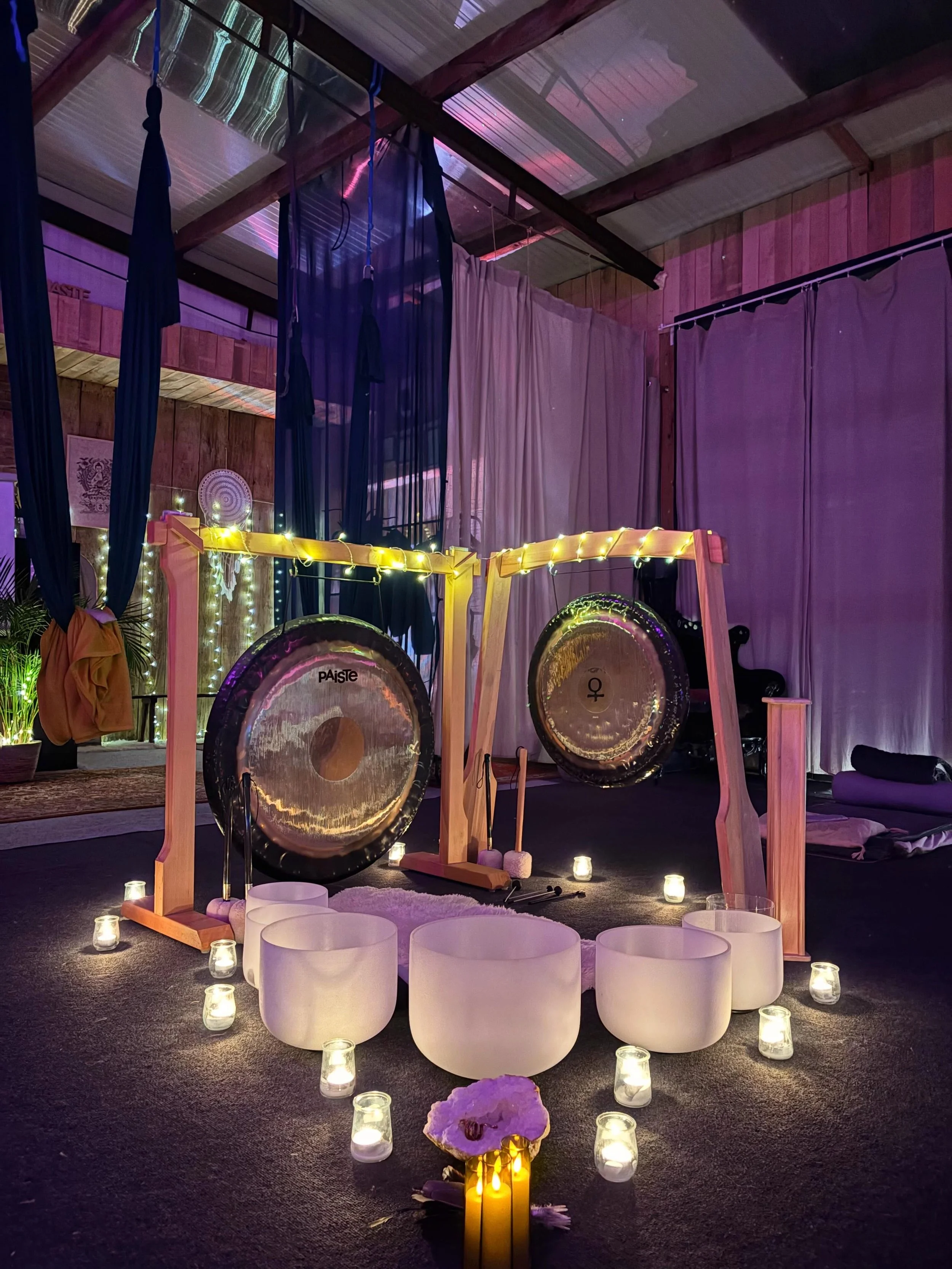 VOYAGE SONORE.
Des espaces pour ralentir, d&eacute;poser, respirer profond&eacute;ment.
Port&eacute;e par les vibrations, la douceur des hamacs ou l&rsquo;ancrage du sol, chaque immersion est une invitation &agrave; revenir &agrave; soi.

Prochaines 