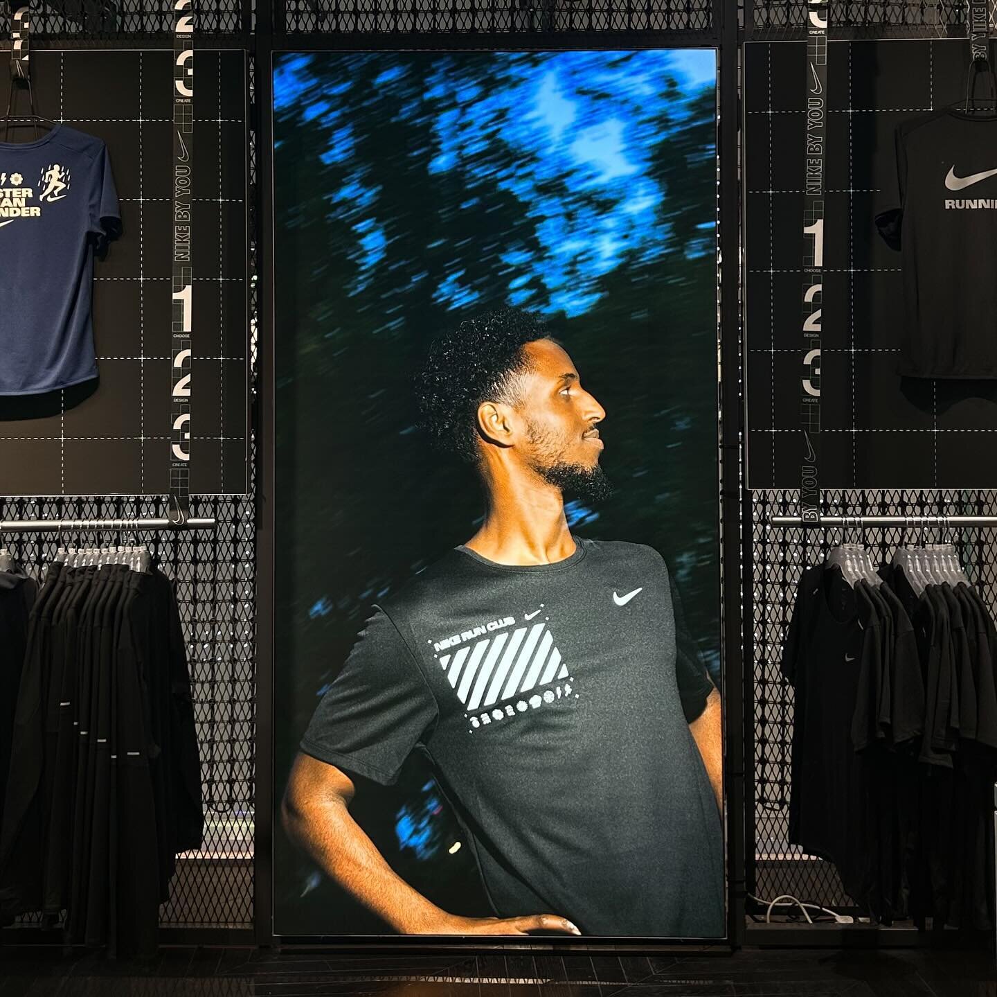Always love seeing my images printed, especially when they&rsquo;re in NikeTown London! 

Nike Running campaign shot last year for the launch of the reflective, custom patches 🏃

Thanks to @mialenthall for helping out in this one as always!