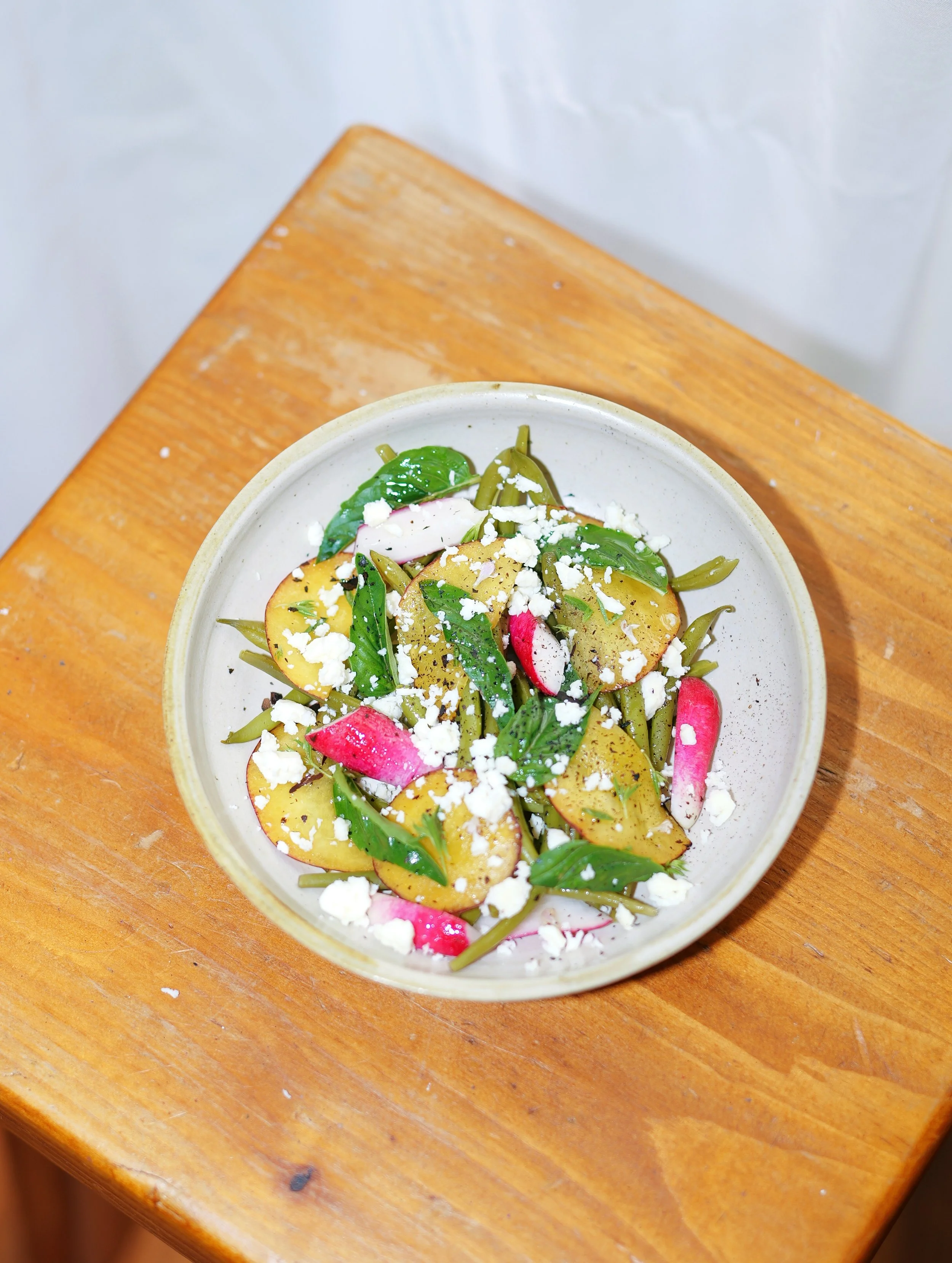 Salade d'haricots verts, nectarine, radis et feta