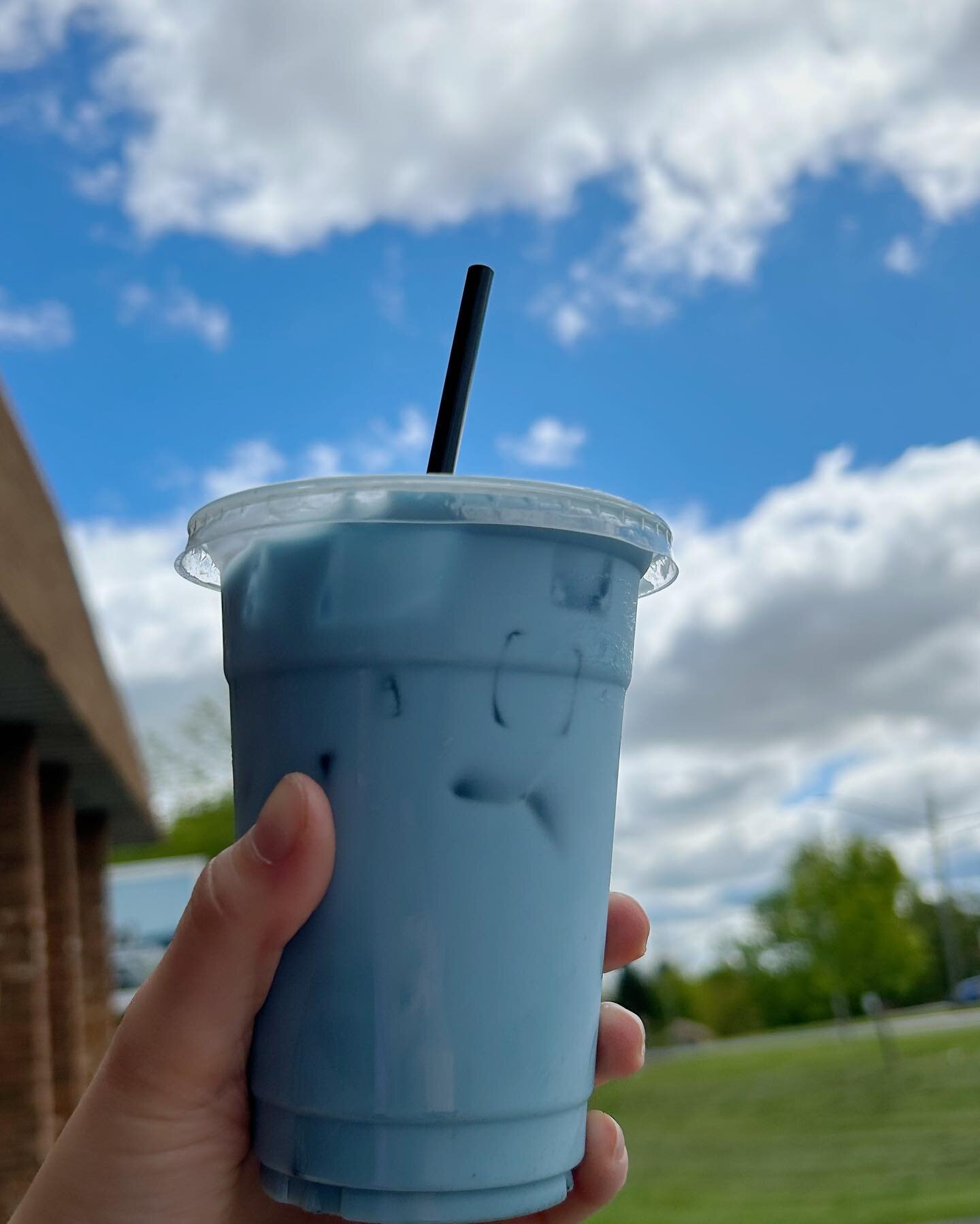 Blue skies call for blue zen🌤️
The blue zen tea latte is a mixture of lemon chamomile tea, butterfly pea powder (aka blue matcha), and in-house made jasmine syrup, and it&rsquo;s topped with milk either steamed or iced. This beverage is one of a kin