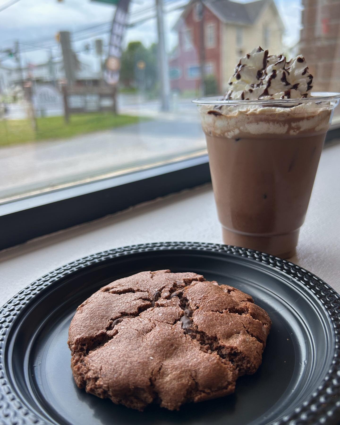The perfect pair🍫☕️
Our famous mocha latte is made with @askinosie chocolate, and what better to pair it with than our new Askinosie chocolate cookie😋

Open 7-3: Monday-Saturday 

#fikacoffeebar #newcookie #chocolate #mocha #latte #coffeebar #fika