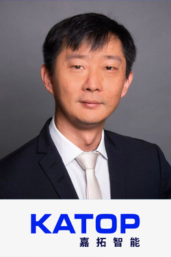 Porträt eines Mannes in formeller Kleidung vor grauem Hintergrund, mit dem Text 'KATOP' und chinesischen Schriftzeichen darunter.