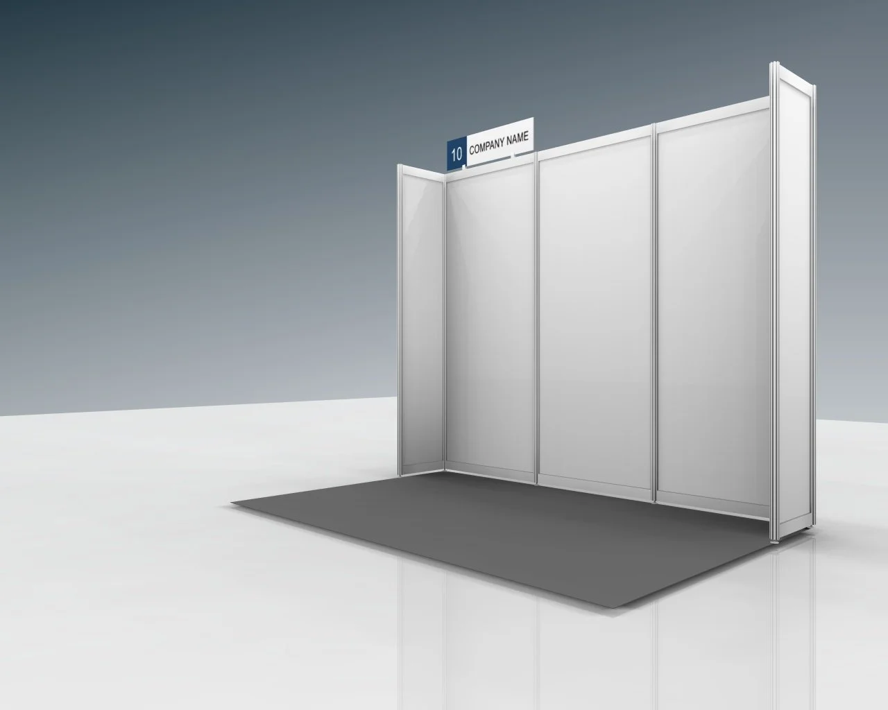 Leere Messestände mit weißen Trennwänden, Beschriftung lautet '10 COMPANY NAME' auf einem Schild oben, auf einem grauen Bodenmatte, Hintergrund grau