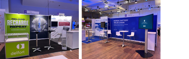 Zwei Messestände mit technischen und industriellen Produkten, einschließlich Batterien und Ladestationen, auf einer Messe oder Ausstellung.