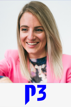 Nahaufnahme einer lächelnden Frau mit blonden Haaren, pinkem Blazer und bunter Bluse, mit dem Logo 'P3' am unteren Rand.