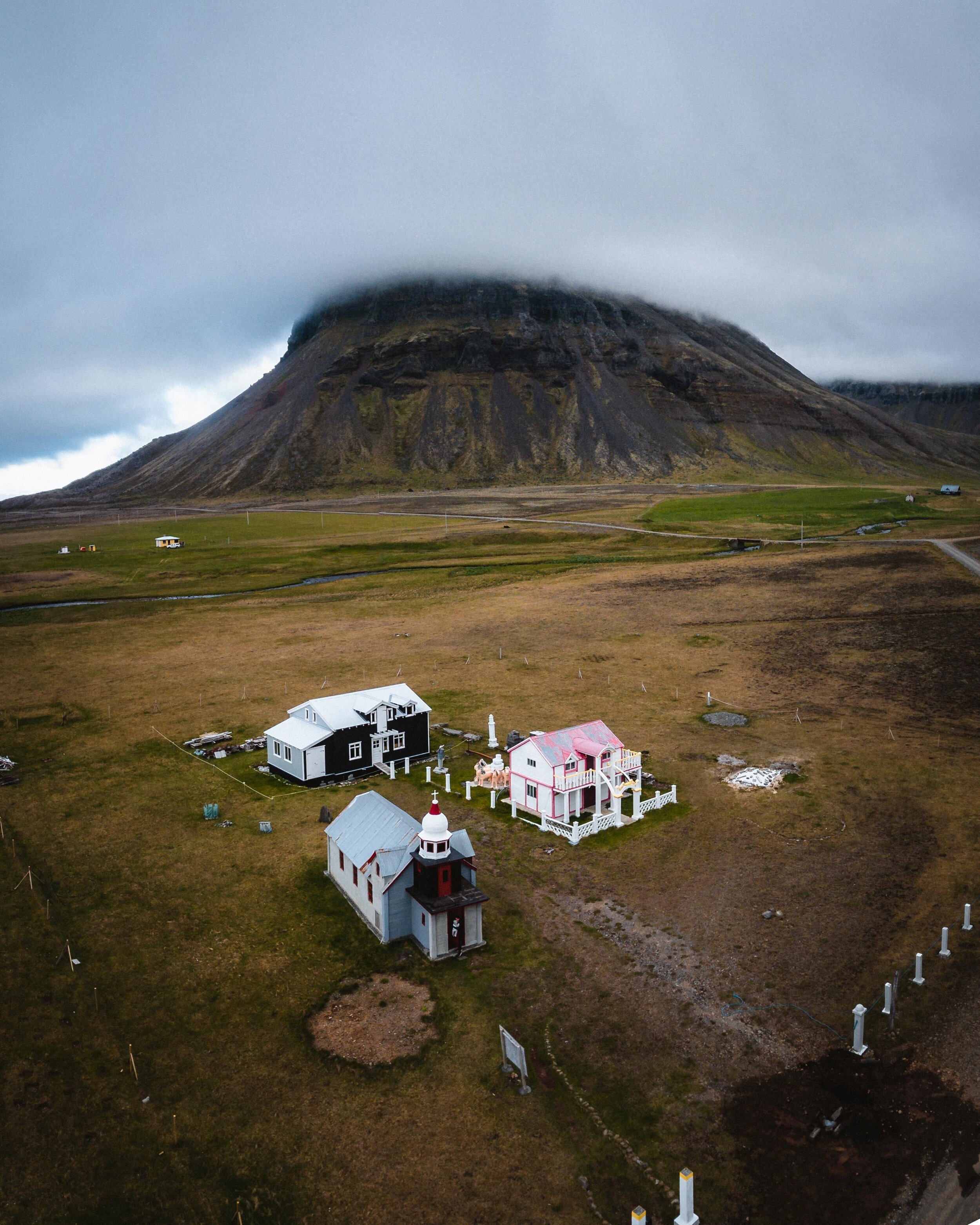 Icelandic explorer lonely houses 9.jpg