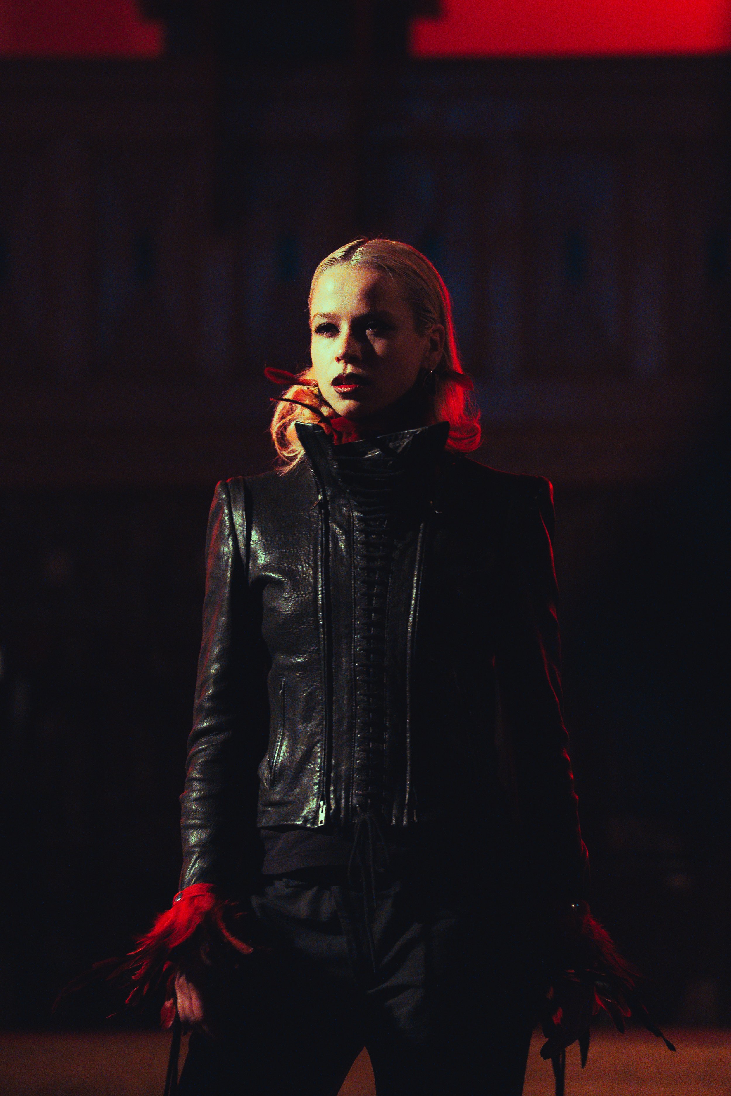 Platinum blonde shibari artist and dominatrix and performer, commanding the space.