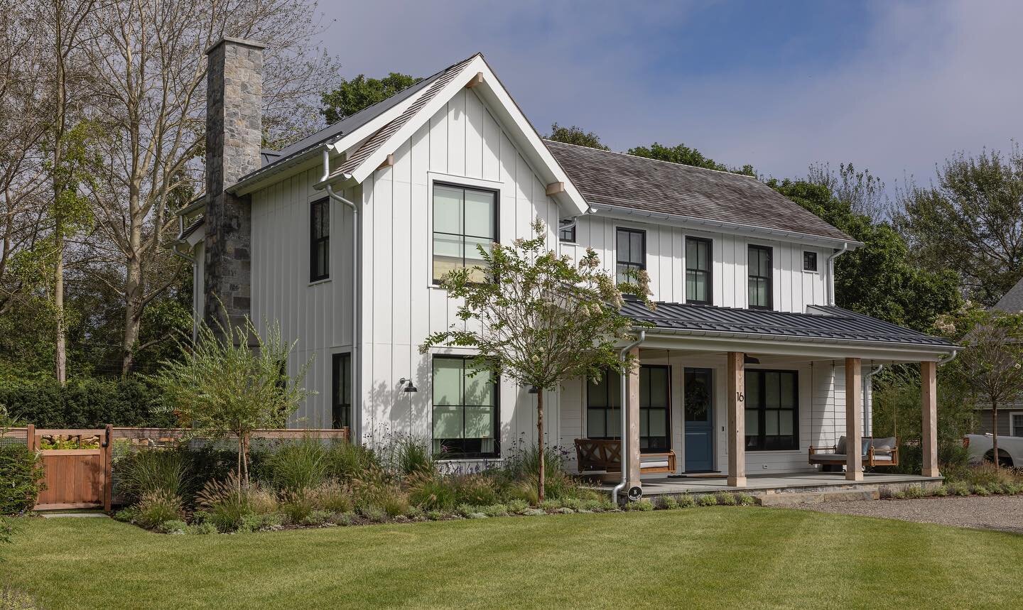 16 Madison. Knock down, ground up custom new construction. Completed 6/23. 

@jaffedesigngroup 
@wilsonmitadesign 
📸 @musnicki_photography 

#kockdown #newconstruction 
#customhome
#customhomebuilder 
#montauk
#tlcmontaukbuilder