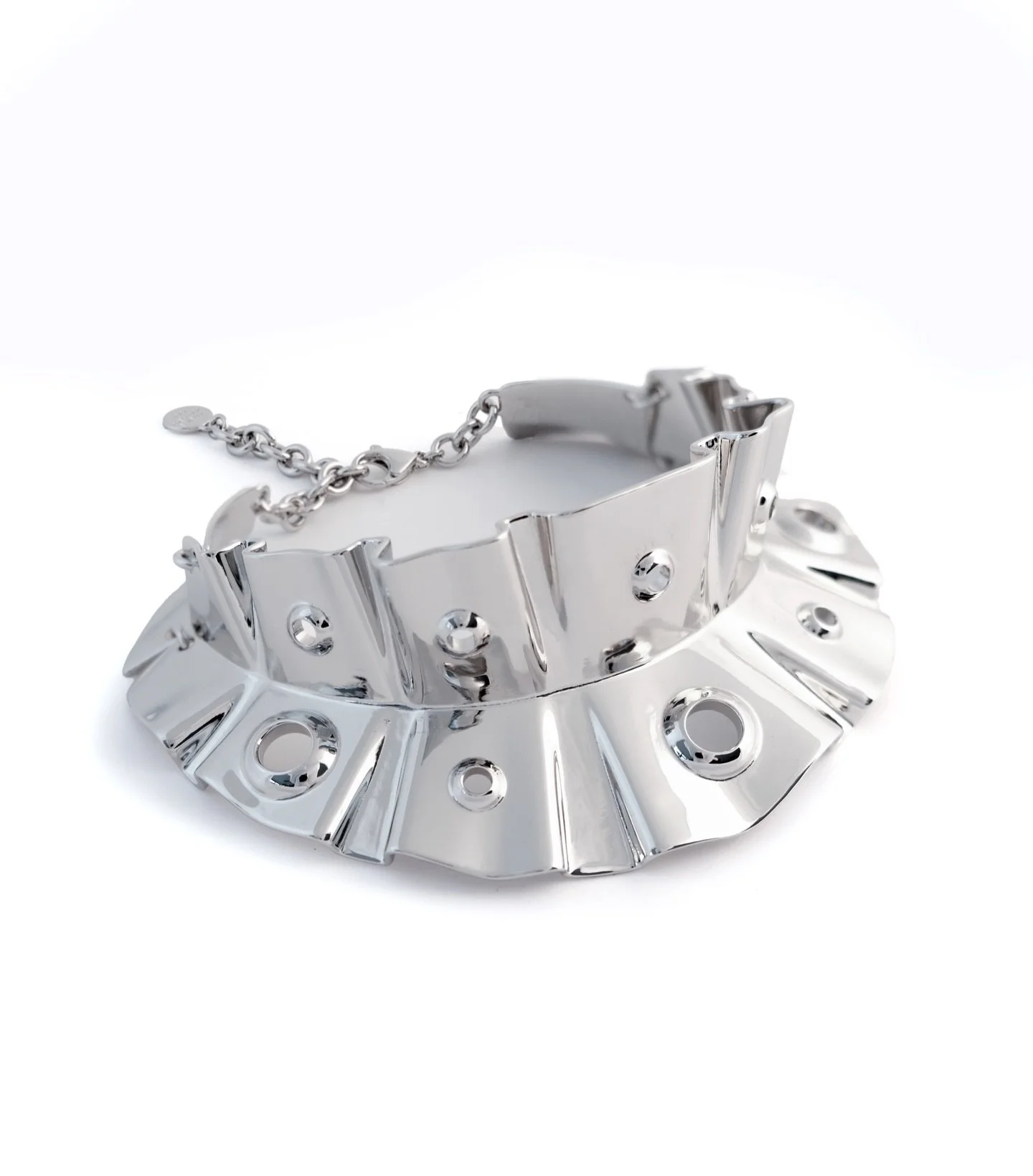 IT&rsquo;S OUT ! NOW ON THE WEBSITE ⭐️ 
Collaboration with @florence_moorhead 🤍 

Le collier collerette available to purchase !
shot by @gaboboza__ 
Modele @odalouise9 
Makeup @roscinomakeup 

Xx, love 💕