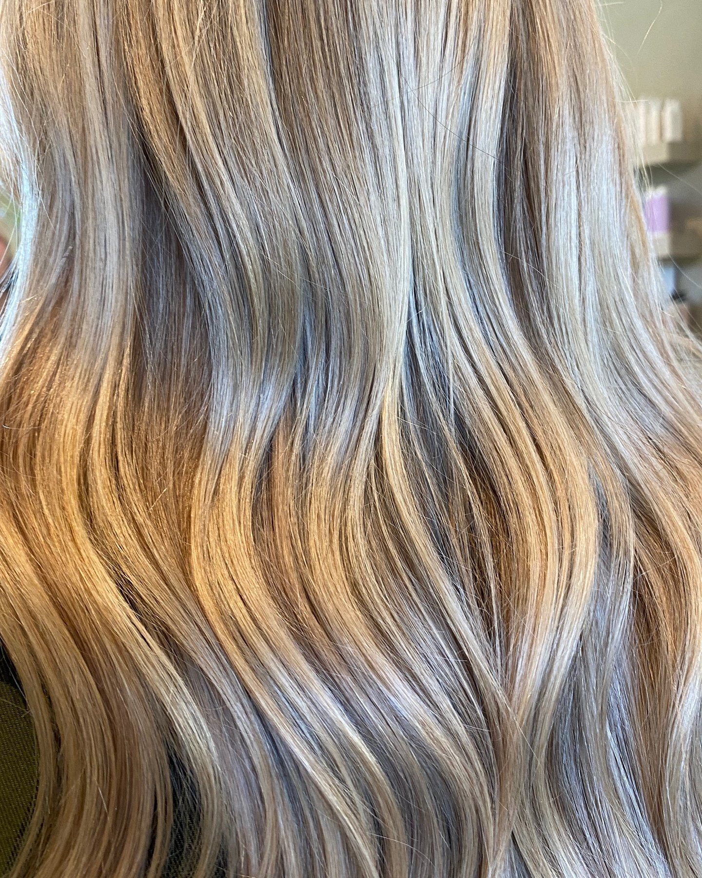 Dimensional foils &amp; some @xtenza_secretwefts 🍯🤍✨🤌🏼

#studiomanonverhaeghe #hairsalon #makeup #extensions #huise #kruisem