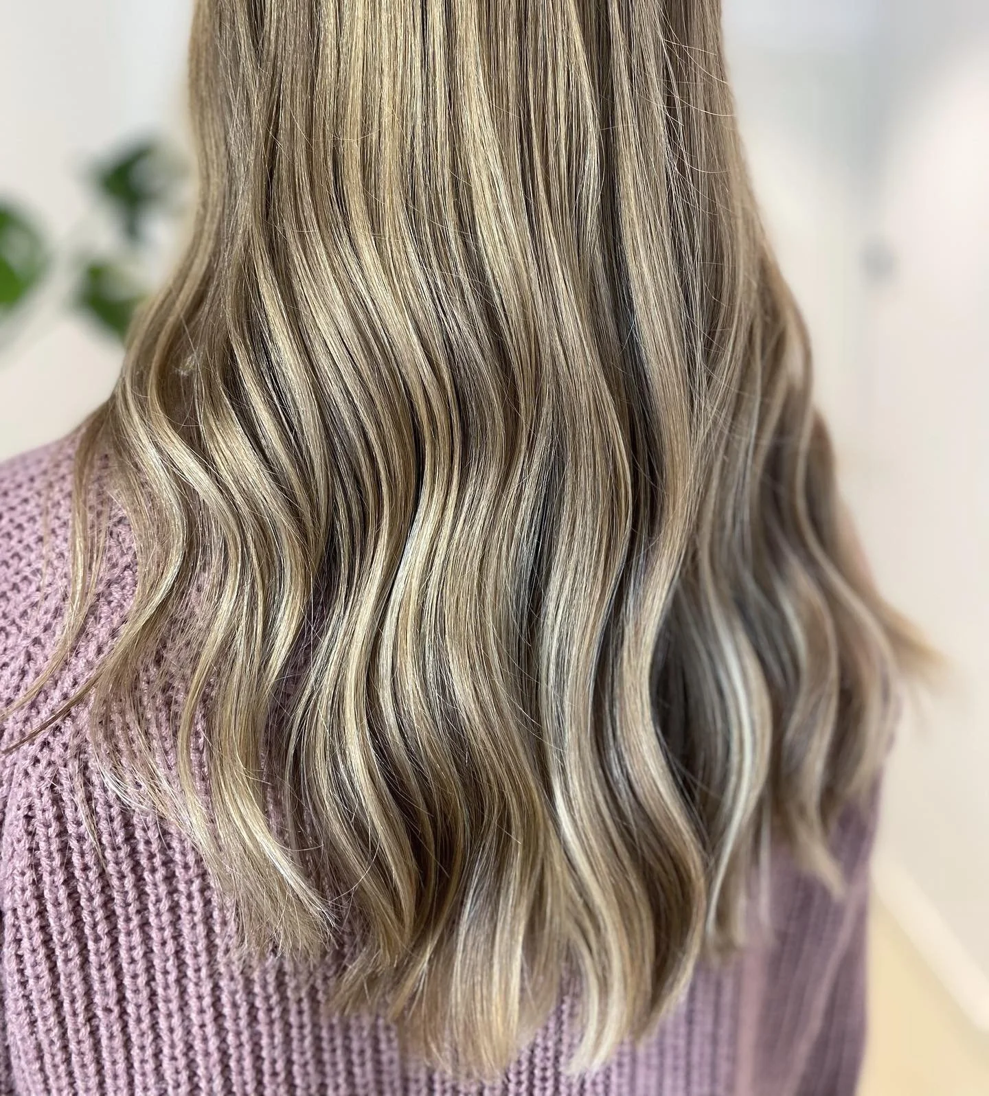 handpainted highlights 🌺

#studiomanonverhaeghe #hair #makeup #brows #beauty #shop #veganhaircare #nakhair #depinte #sintmartenslatem #sintdenijswestrem #deinze #nazareth #kruisem