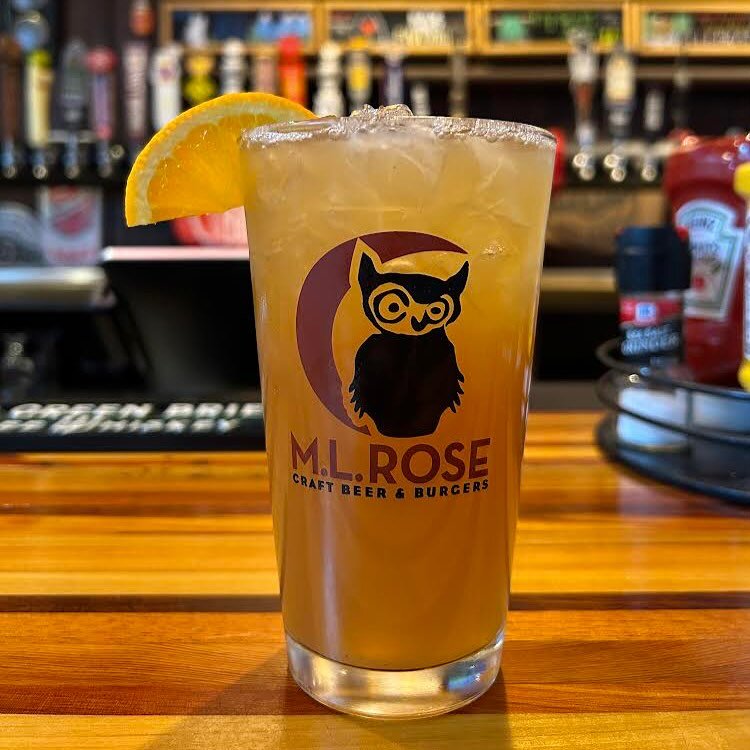 Tropical Tennessee Tea @_mlrose
🍯🍍🍑😋

Honeysuckle rye
Pineapple juice 
Peach 
Unsweetened tea

Happy Whiskey Wednesday Y&rsquo;all!! 🙌🥃