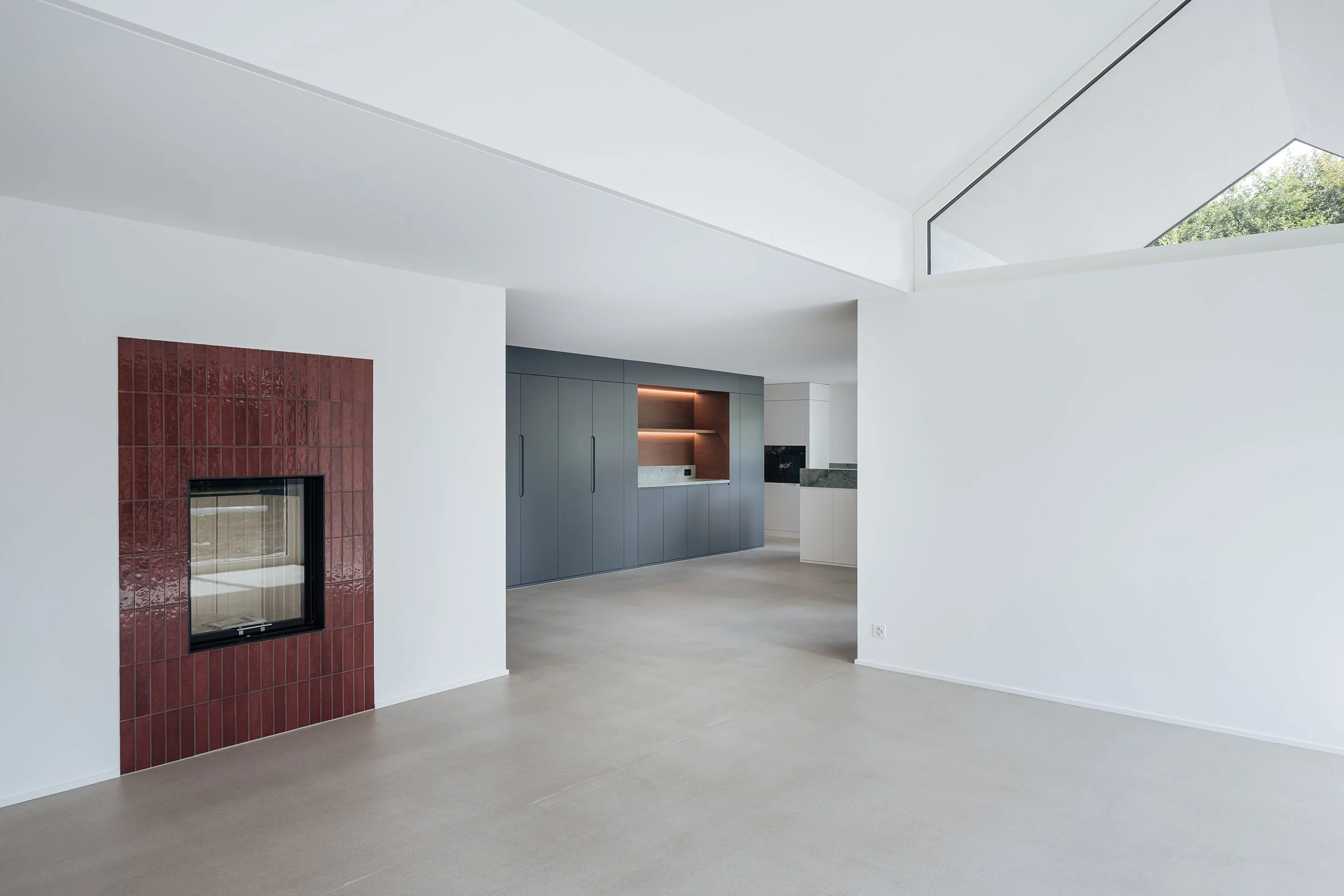 Anbau Wohnraum, Cheminée mit rotem Plattenschild, grosszügiger Essbereich, fliessender Boden, Schrankfront mit Nische