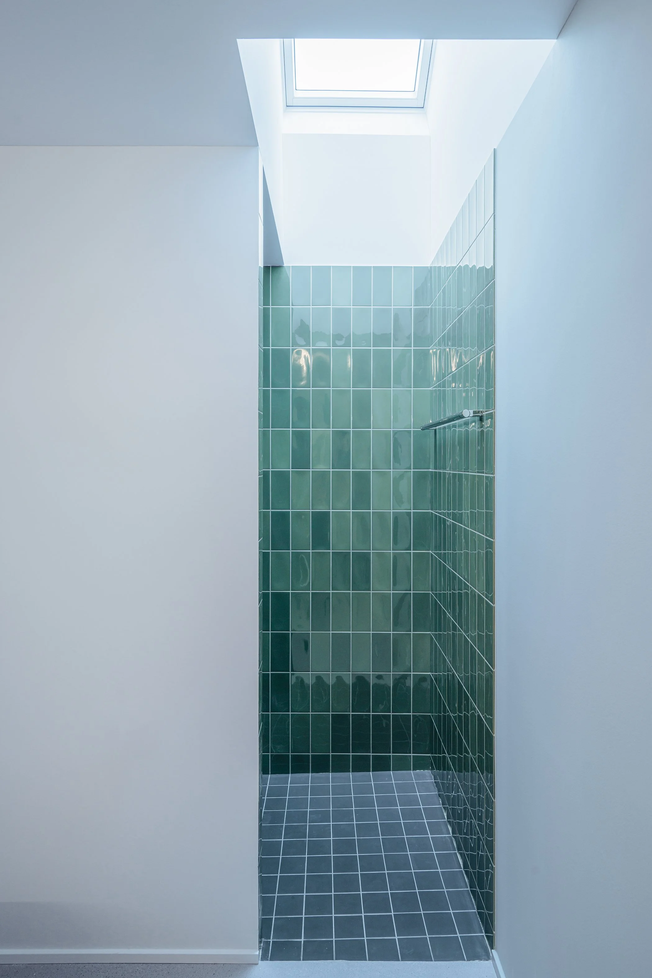 gefliesster Duschbereich, Mosa Platten, Dachflächenfenster natürliches Licht, begehbare Dusche