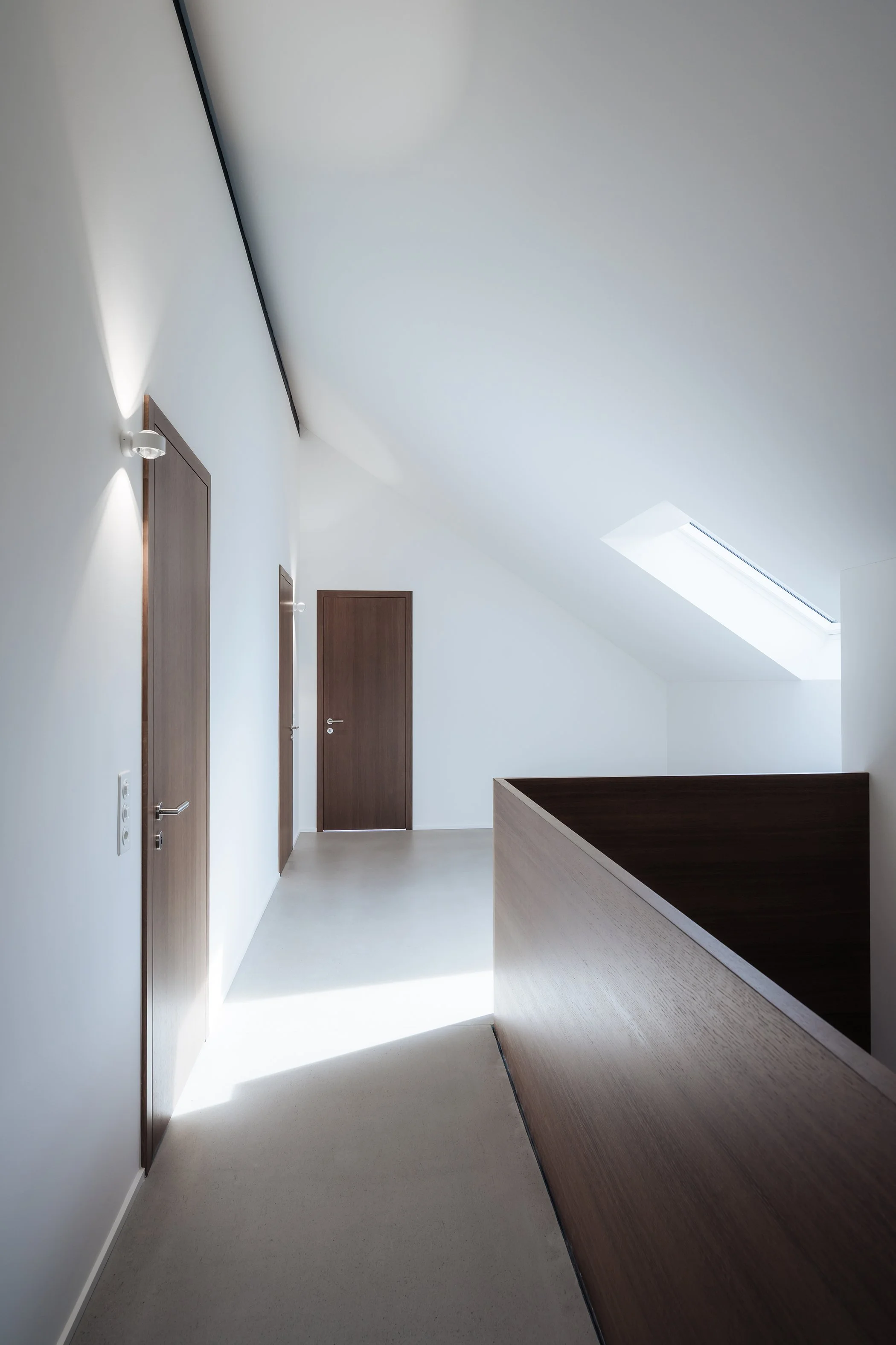 Dachausbau, Fernsehzimmer, Zimmertüren aus Räuchereiche, Treppengeländer aus Räuchereiche, Dachflächenfenster, natürliches Licht im Dachraum