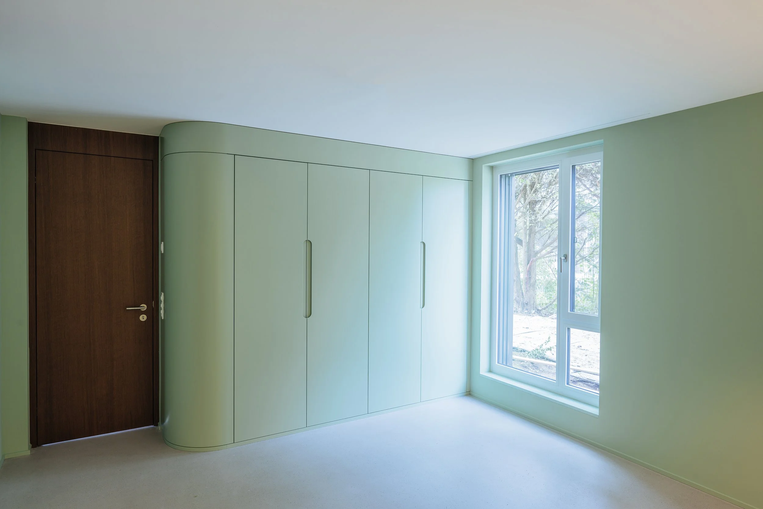 Schrankfront Schlafzimmer, Zimmertüre Räuchereiche, runder Schrank, grünes Schlafzimmer