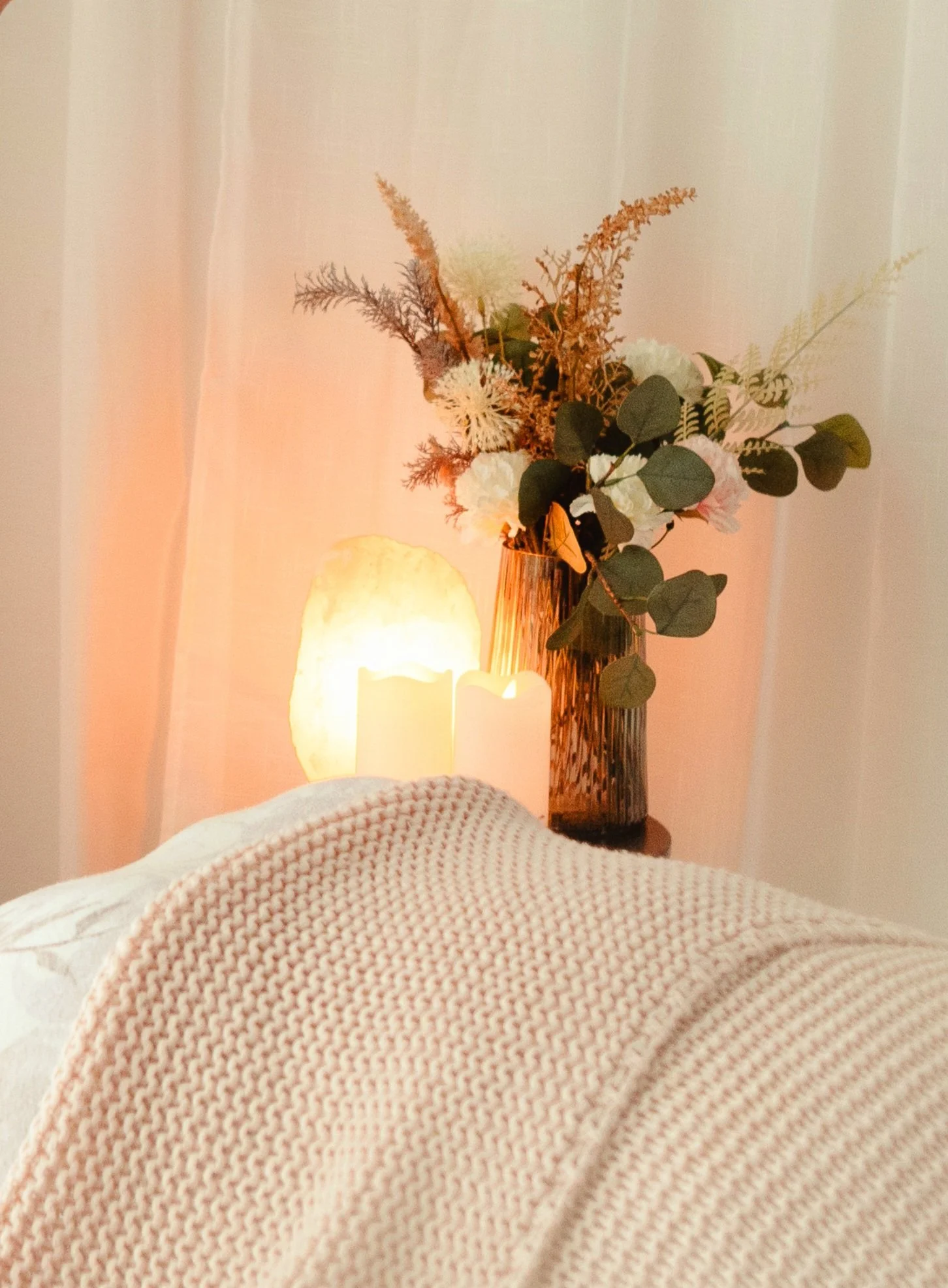 Rentouttava ympäristö ja lämmin valo.