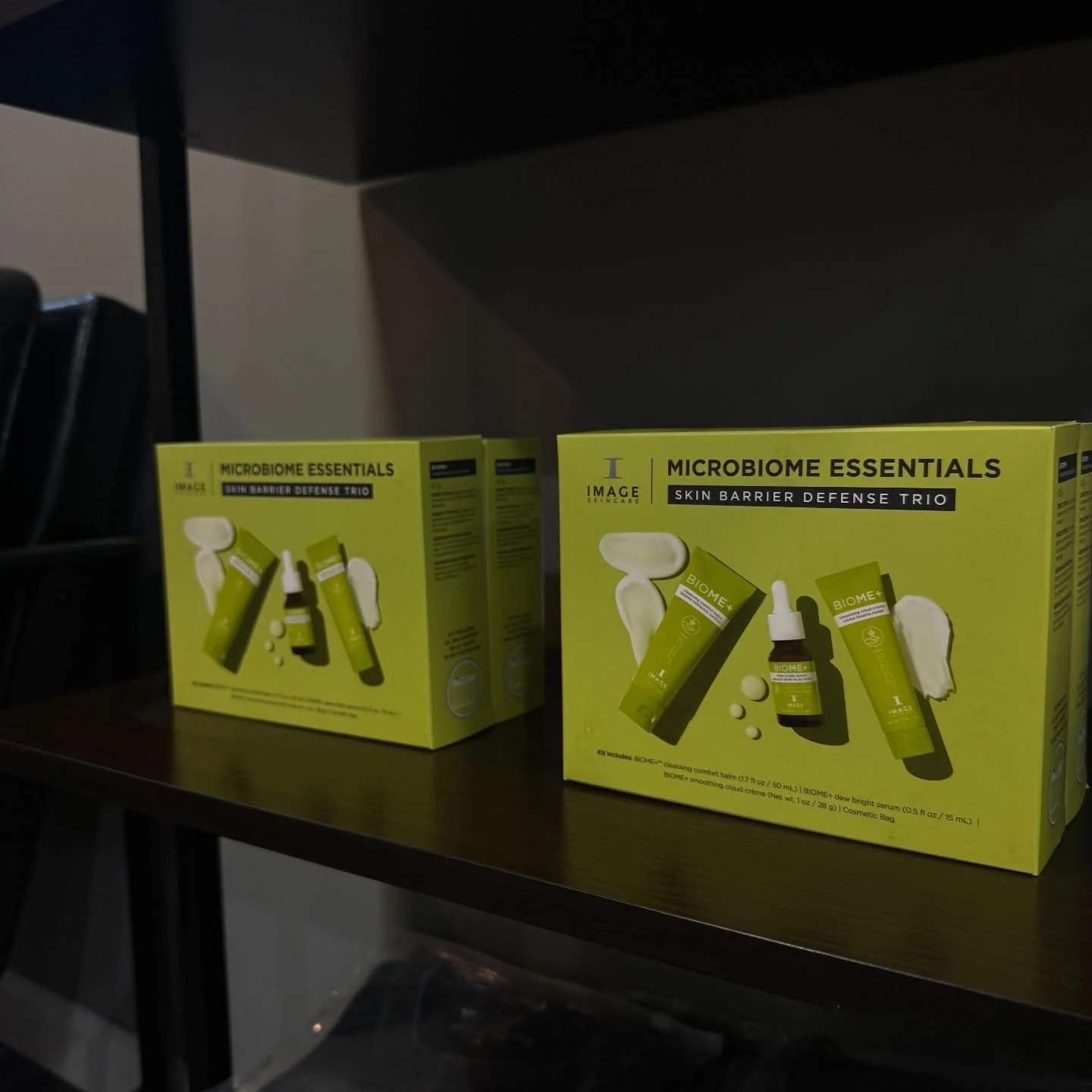 Microbiome ESSENTIALS🌱

Includes
🌱BIOME+ cleansing comfort balm
A skin-nurturing cleansing balm that melts away makeup, dirt and impurities, leaving the skin soft and hydrated

🌱BIOME+ dew bright serum
A hydrating hybrid oil-serum that targets une