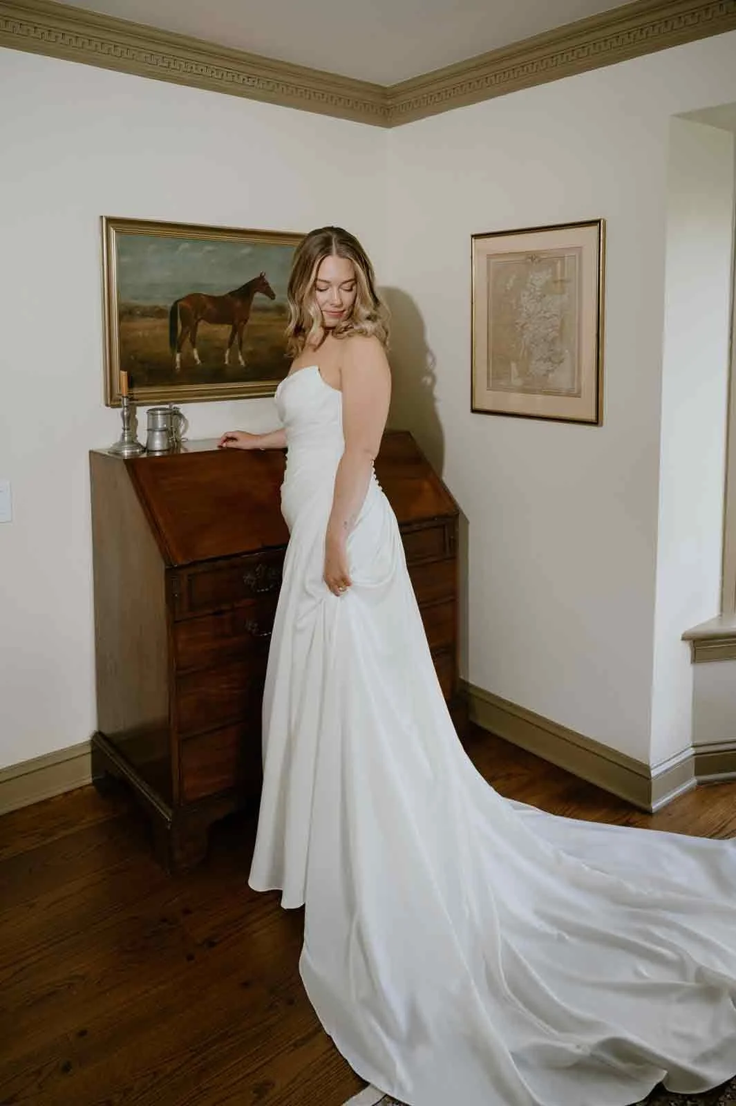Bride getting ready at Fox Briar Farm inn in Bucks County Pennsylvania