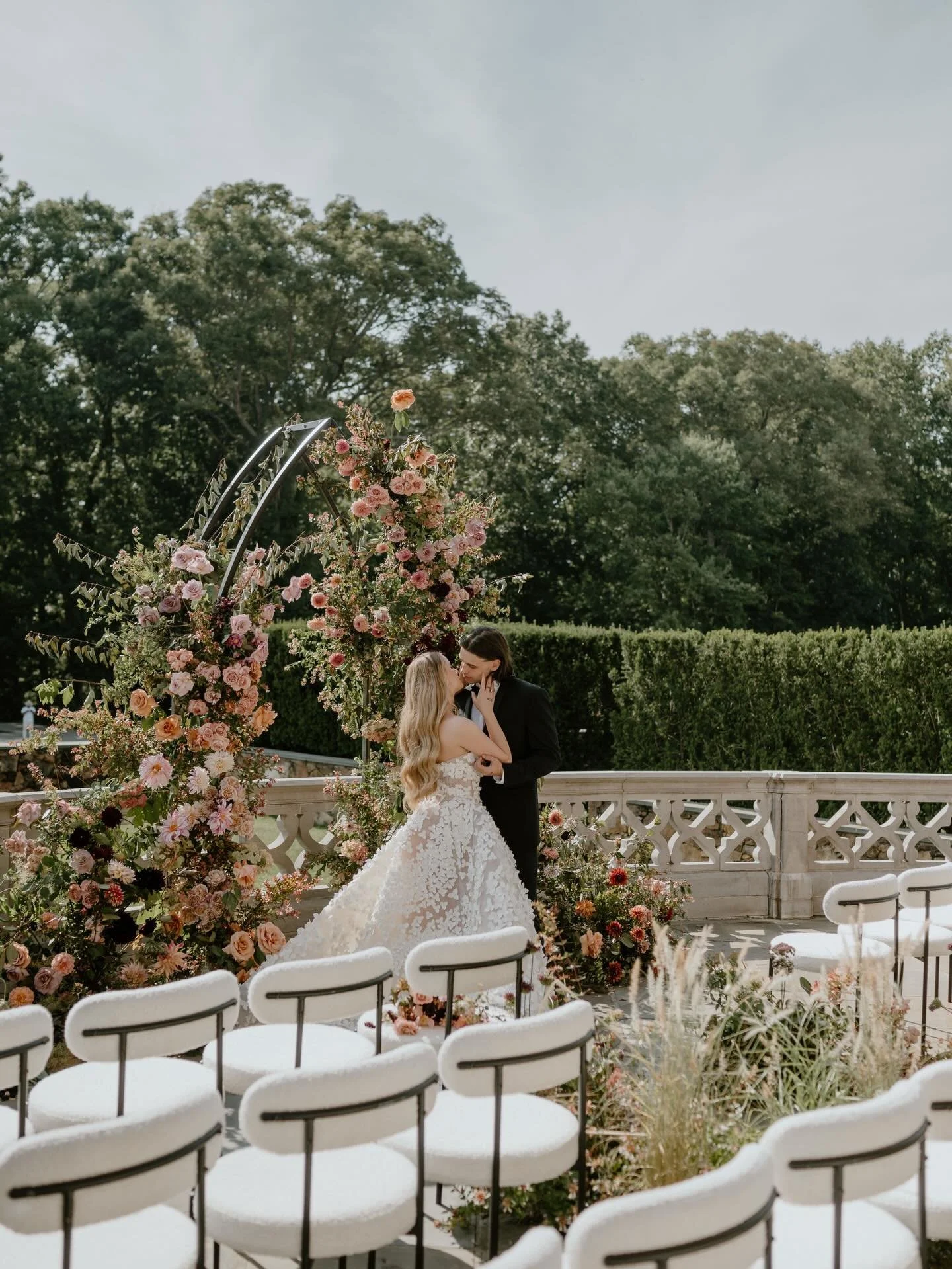 Patiently anticipating all the lush blooms &amp; colors of spring &amp; reminiscing on the effortless, romantic feeling of this day in Virginia at Dover Hall. 

Host: @brittanyboote
Venue: @dover_hall
Planning + Design: @sarahbrehantevents
Planning +