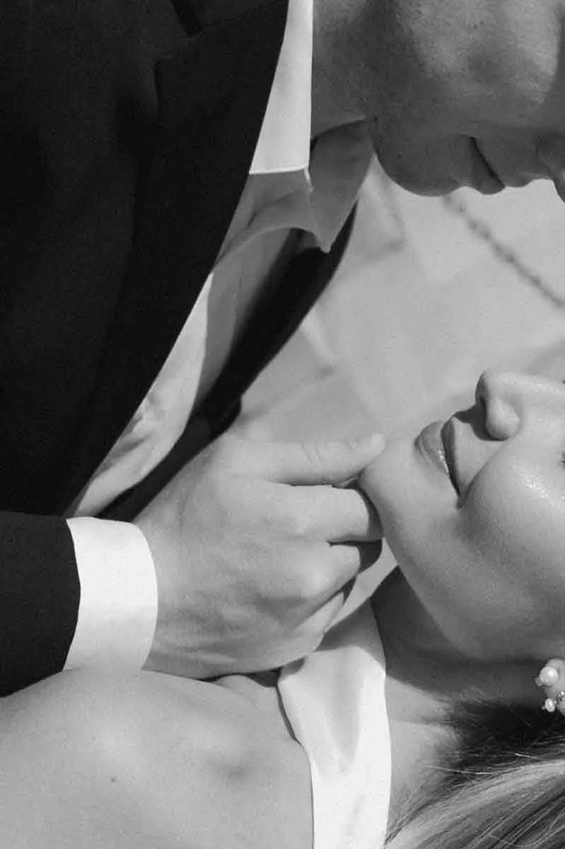 Spring engagement session in Philadelphia at Elfreth’s Alley with warm sunlight